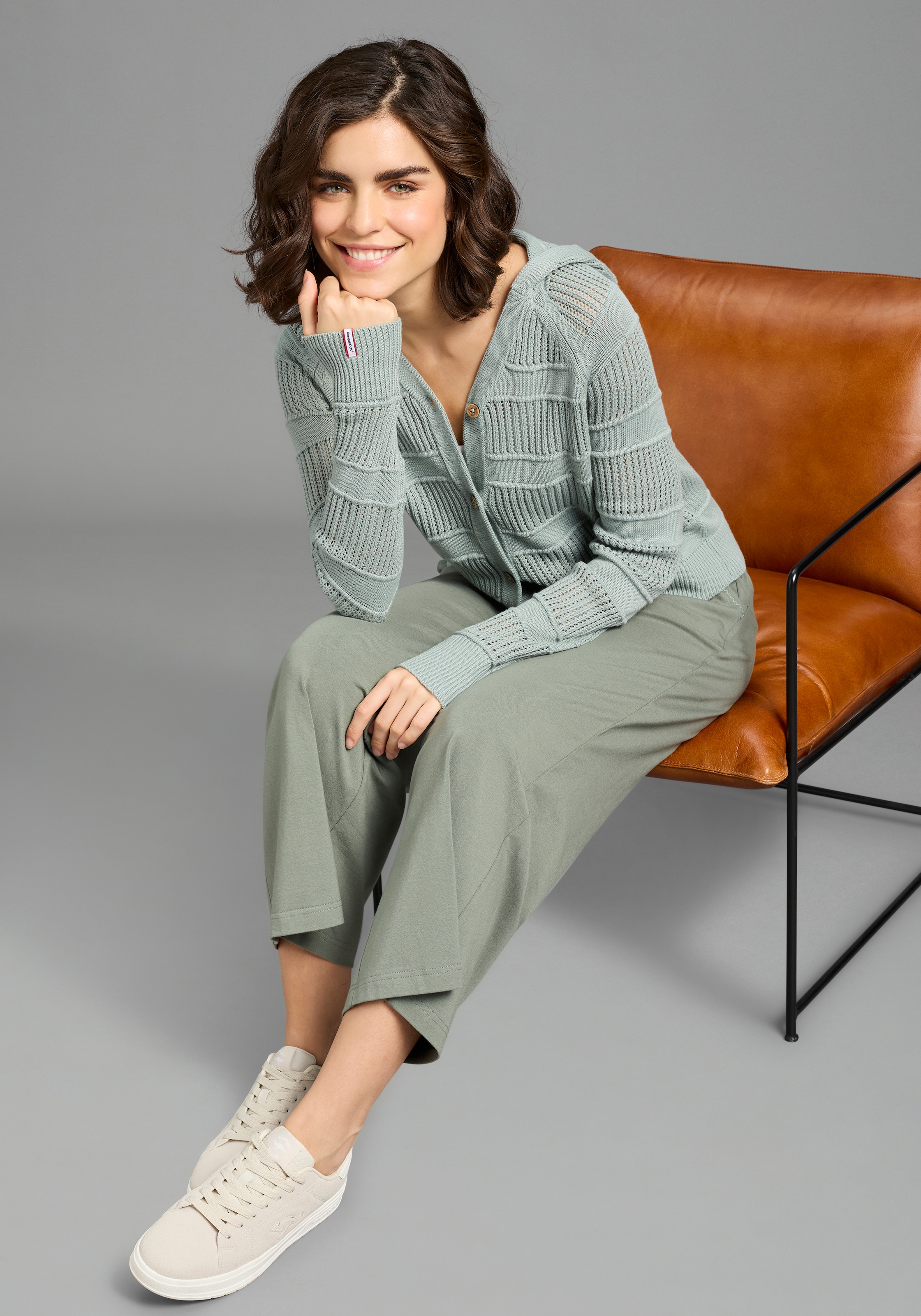 KangaROOS Ajourstrickjacke mit Kapuze, V-Ausschnitt mit Knopfleiste, aus Feinstrick, Langarm