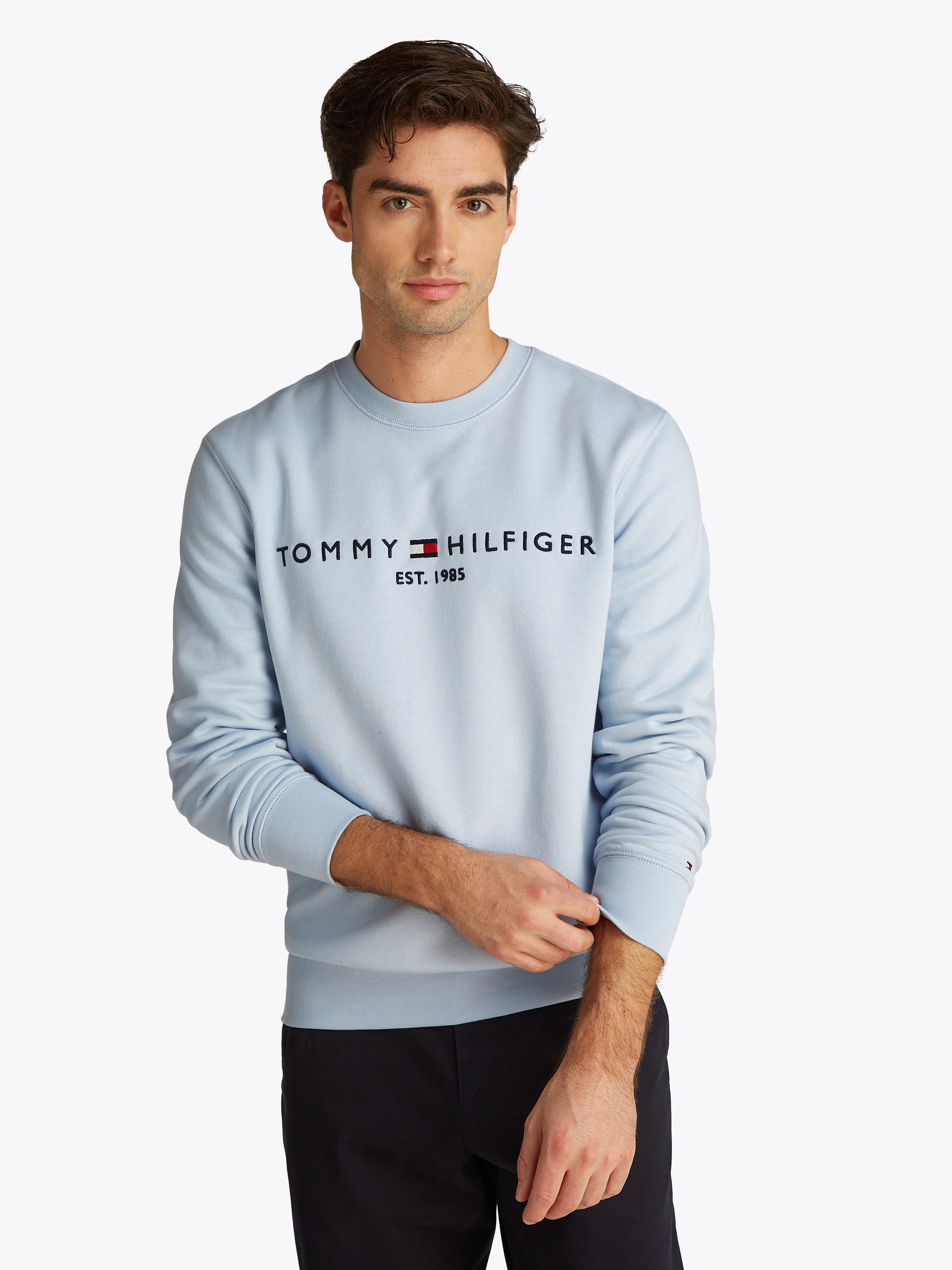 Tommy Hilfiger Sweatshirt »TOMMY LOGO SWEATSHIRT mit Rundhals und Stickerei«, unifarben, casual, regular fit, Baumwollmix, Rundhals