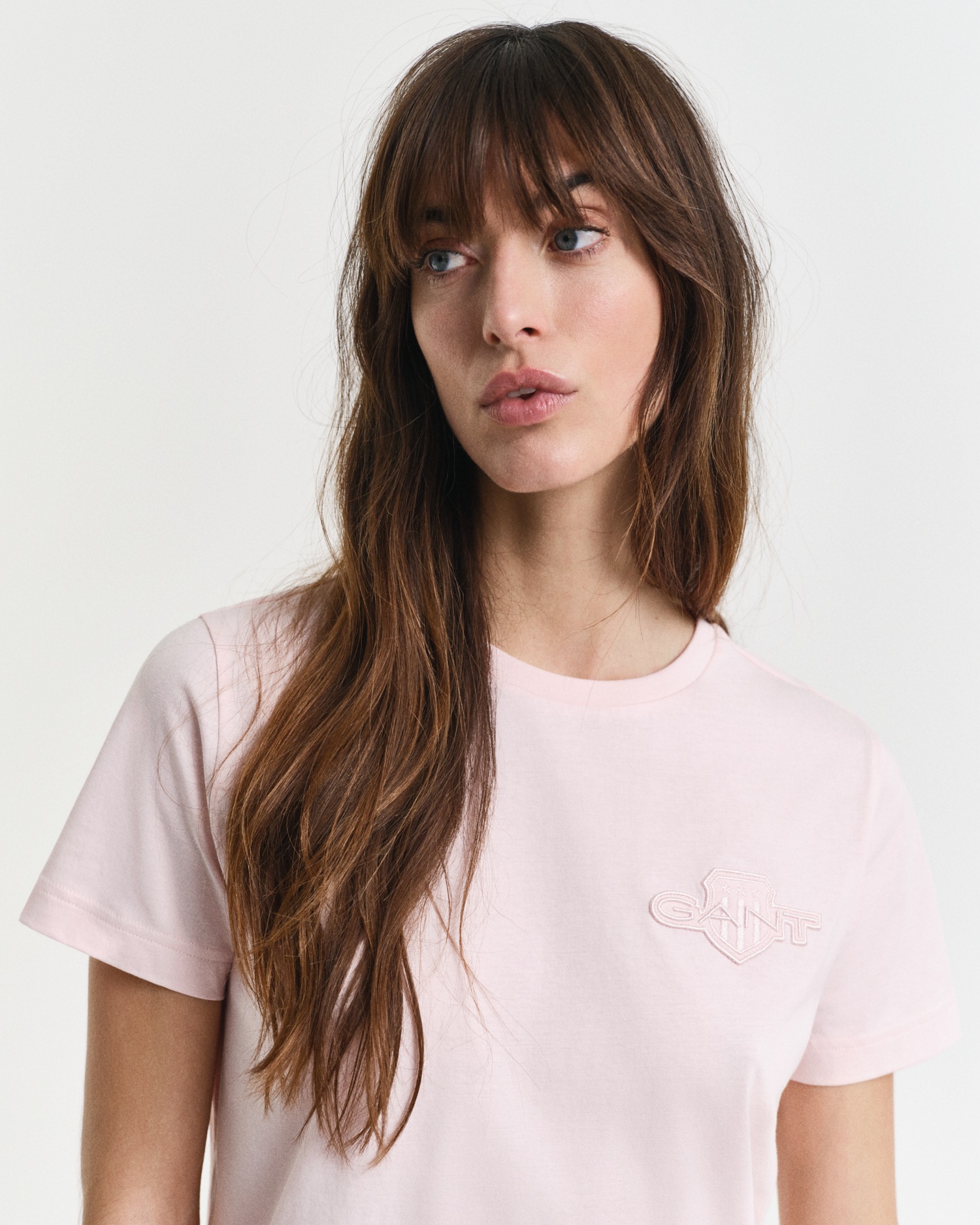 Gant T-Shirt »REG TONAL SHIELD SS T-SHIRT« Rundhals, Ton in Ton Stickerei