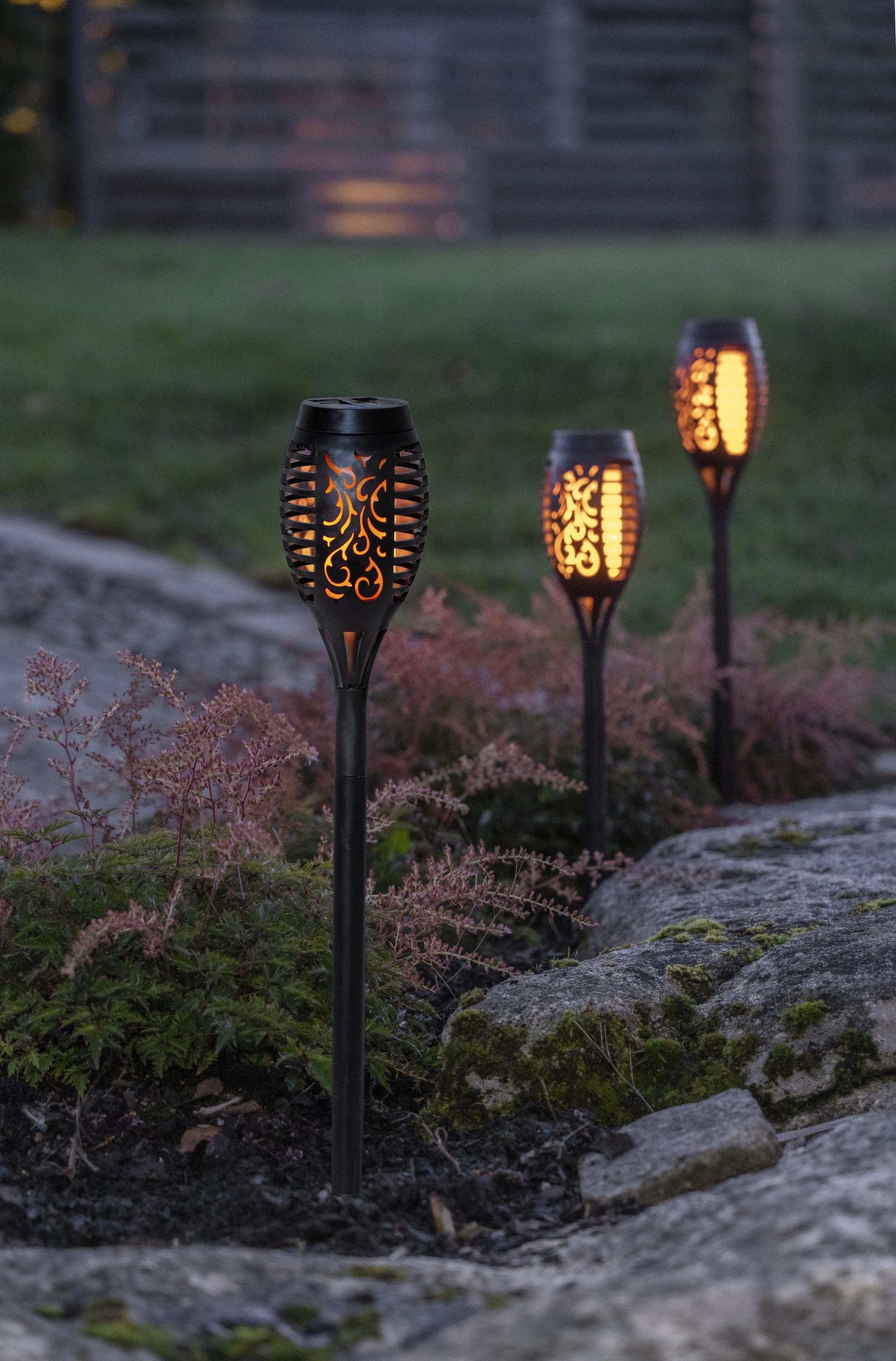 Parforce Traditional Hunting LED Solarleuchte »Solar-Wegleuchte Flame Mini« LED-Board 3 Stk. Extra-Warmweiß 3er-Set, Flammeneffekt, Dämmerungssensor, Mini-Fackelform