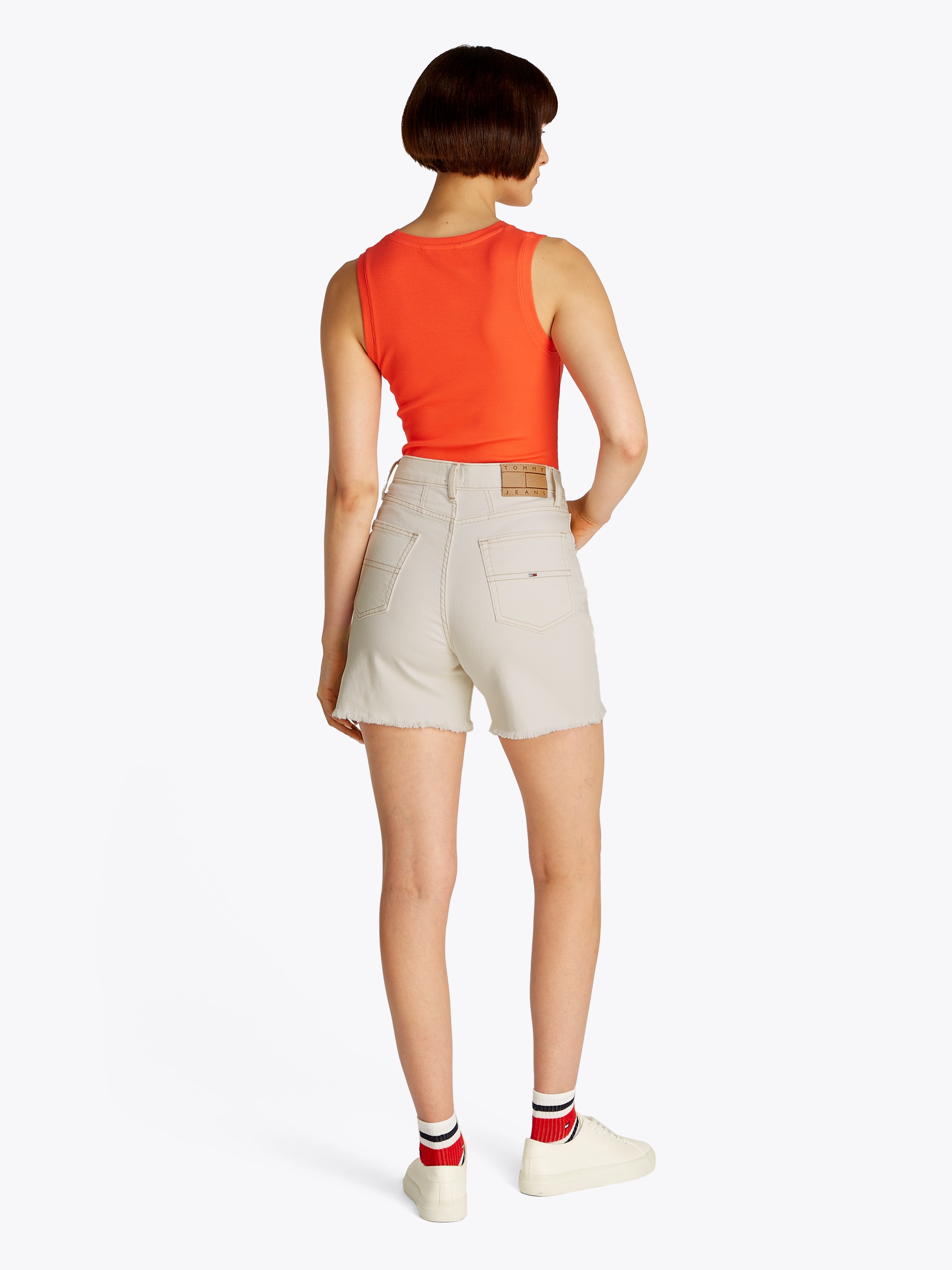 Tommy Jeans Shorts »MOM SHORT BI8194«  mit Logo-Badge, ausgefranster Kante