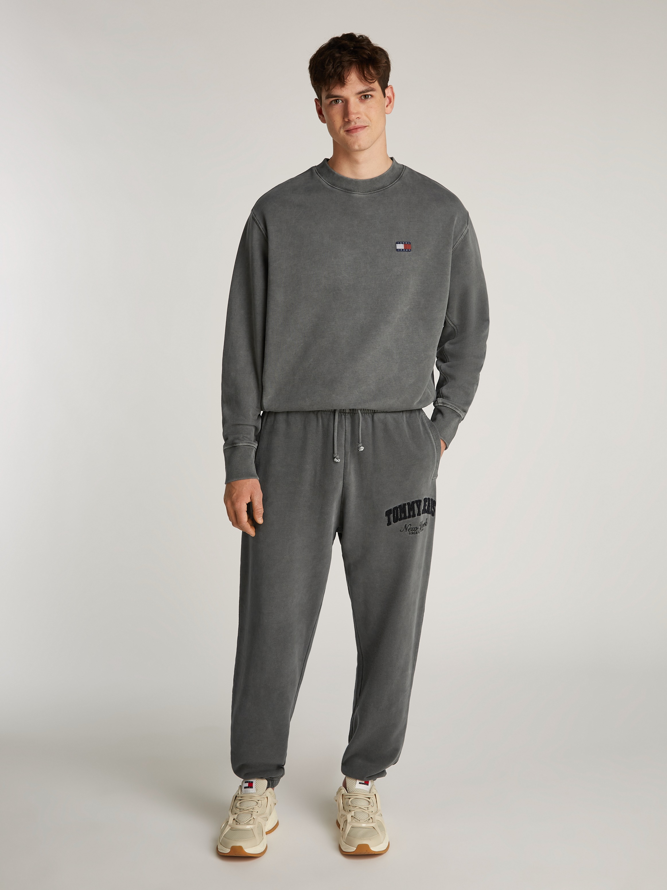 Tommy Jeans Jogginghose »TJM RLX VINTAGE VARSITY JOGGER«, mit Logostickerei