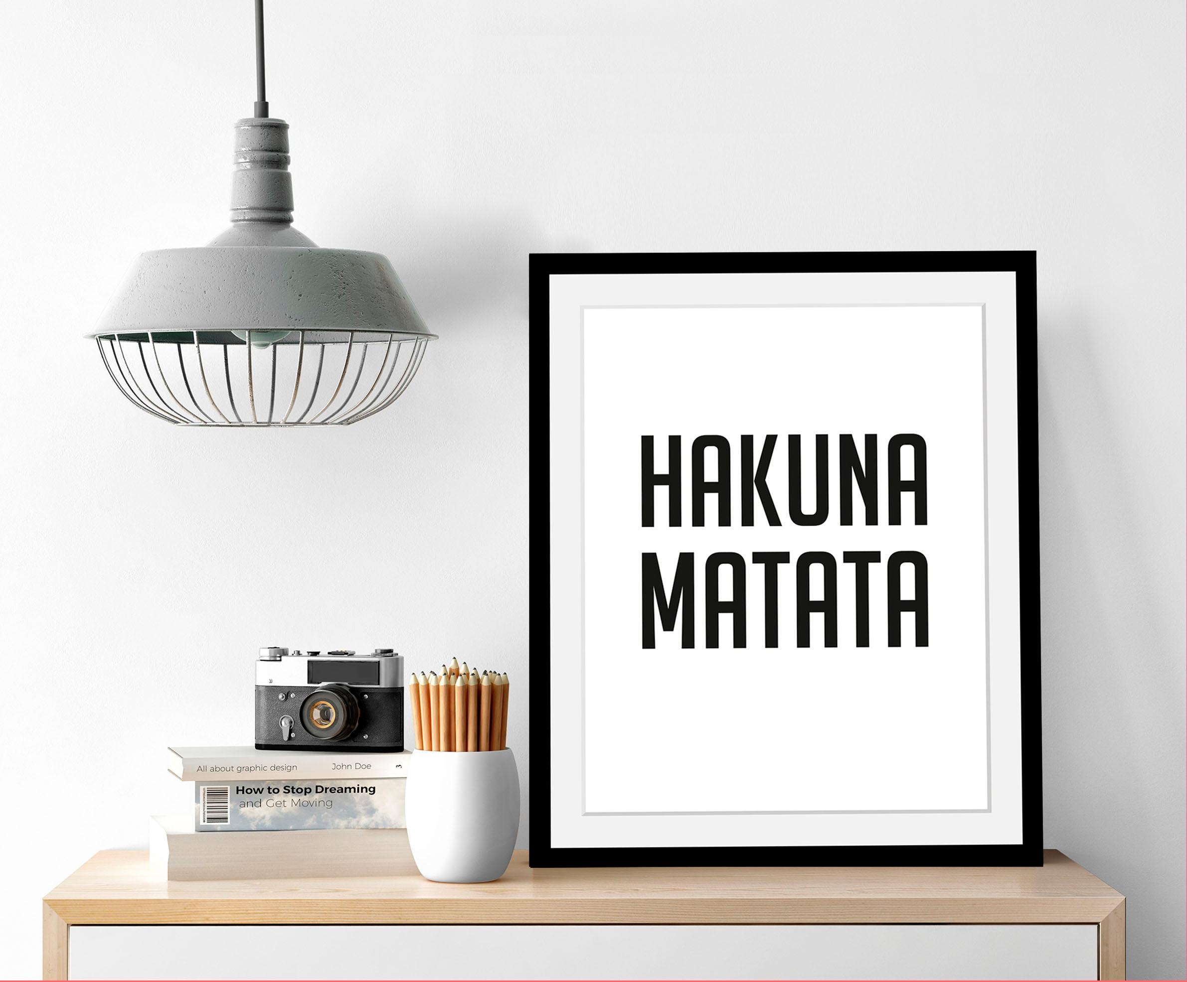 queence Bild »Hakuna Matata« Humor | Motivationsbilder | Schriftzug | Schwarz-Weiß HD Premium Poster-Druck inkl. Holzrahmen