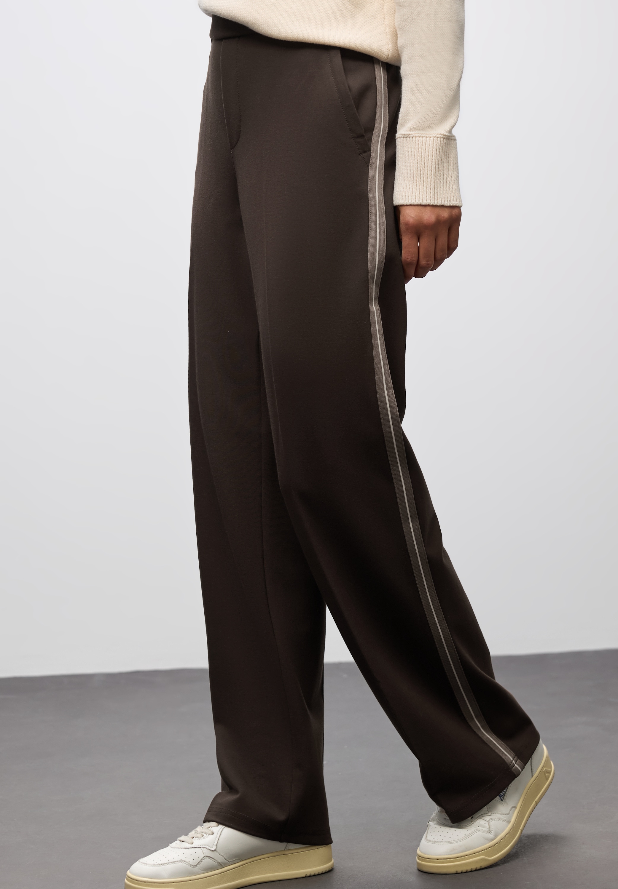 STREET ONE Stoffhose, mit Galonstreifen und aus Viskose mit Elasthan