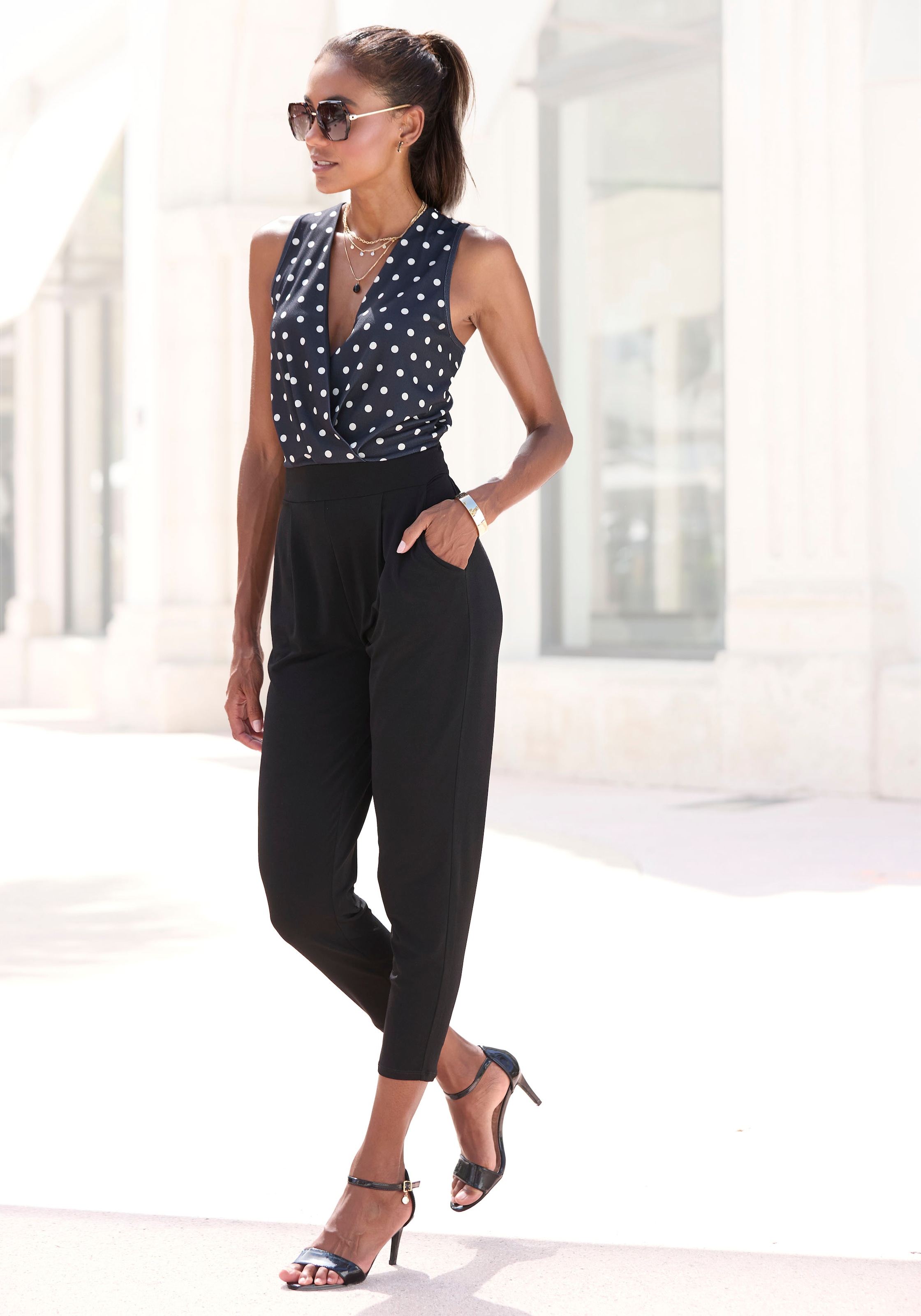 LASCANA Overall, mit bedrucktem Oberteil, eleganter Jumpsuit mit V-Ausschnitt