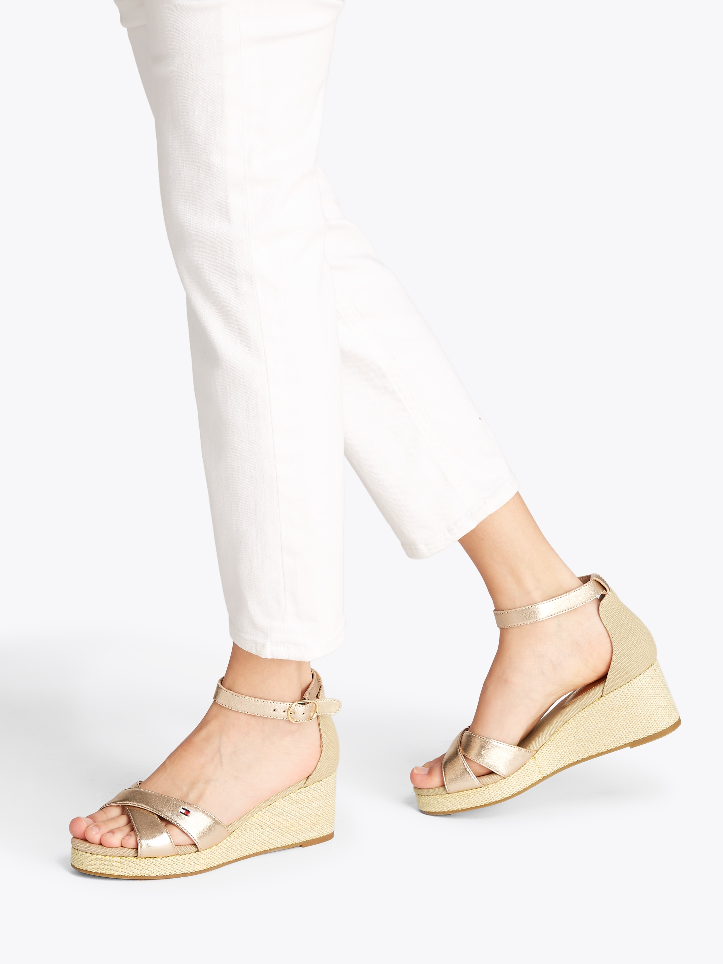 Tommy Hilfiger Keilsandalette »FLAG METALLIC MID WEDGE ESPAD«  , Riemchensandale, Sommerschuh mit verstellbarer Schnalle