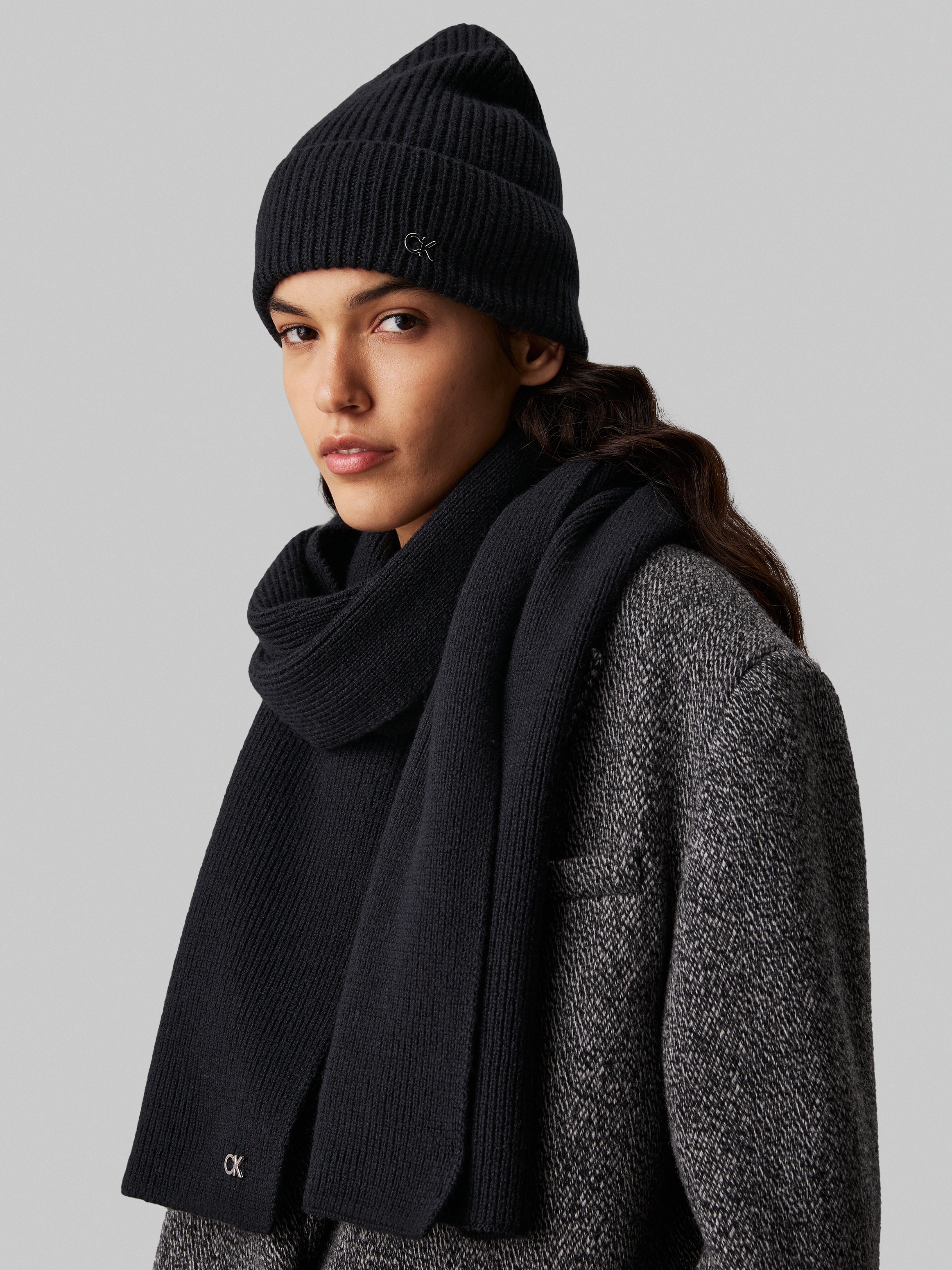 CALVIN KLEIN Strickmütze »CK METAL CHUNKY BEANIE & SCARF« Set, mit Logozeichen Ck Black