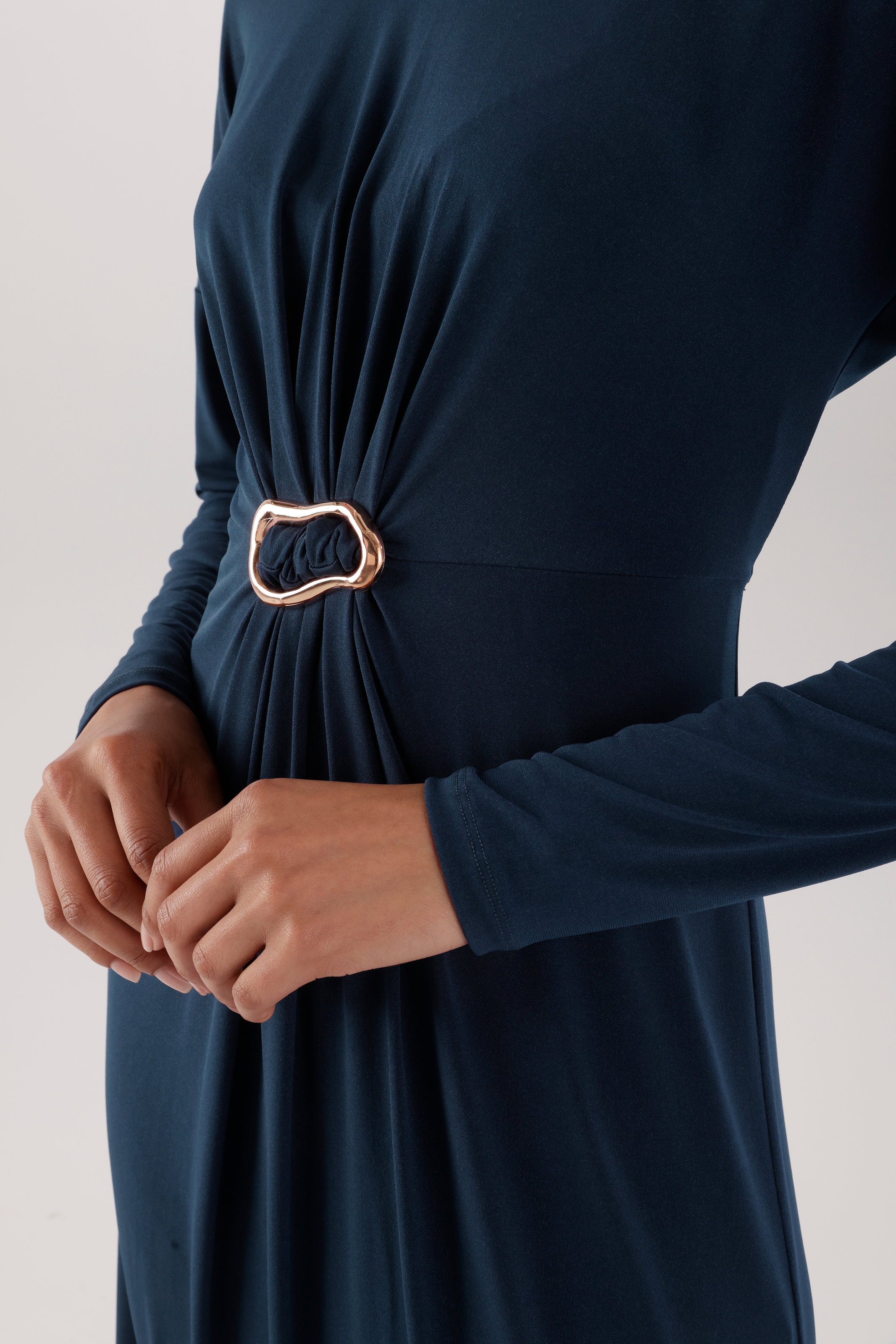 Aniston SELECTED Maxikleid schmeichelnde Raffung mit dekorativer Brosche - NEUE KOLLEKTION
