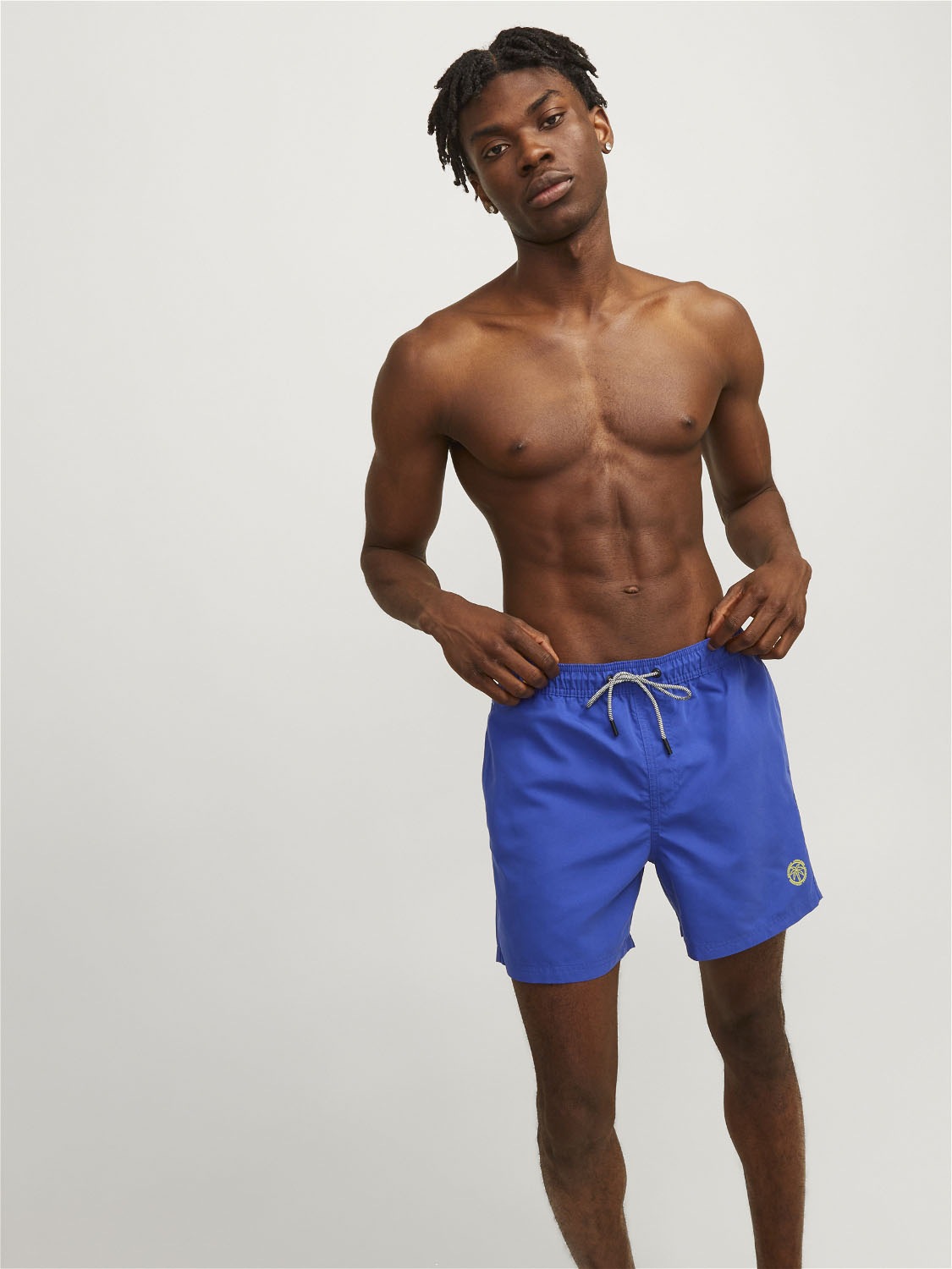 2. Bild von Jack & Jones Badeshorts »JPSTFIJI JJSWIM SOLID SN LY«, schmal geschnittene Schwimm-Shorts für den Strand aus recyceltem Garn