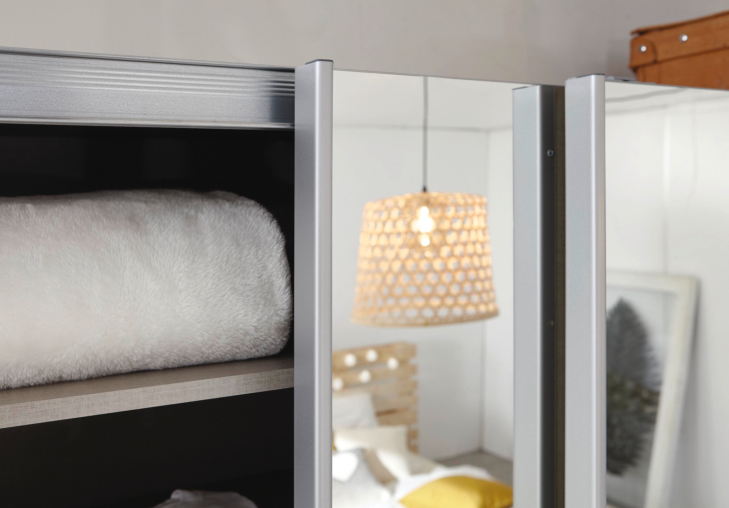 rauch Schwebetürenschrank »Kleiderschrank Schrank Garderobe REFLECT«, inkl. praktischer Innenausstattung mit 2 Stoffboxen MADE IN GERMANY