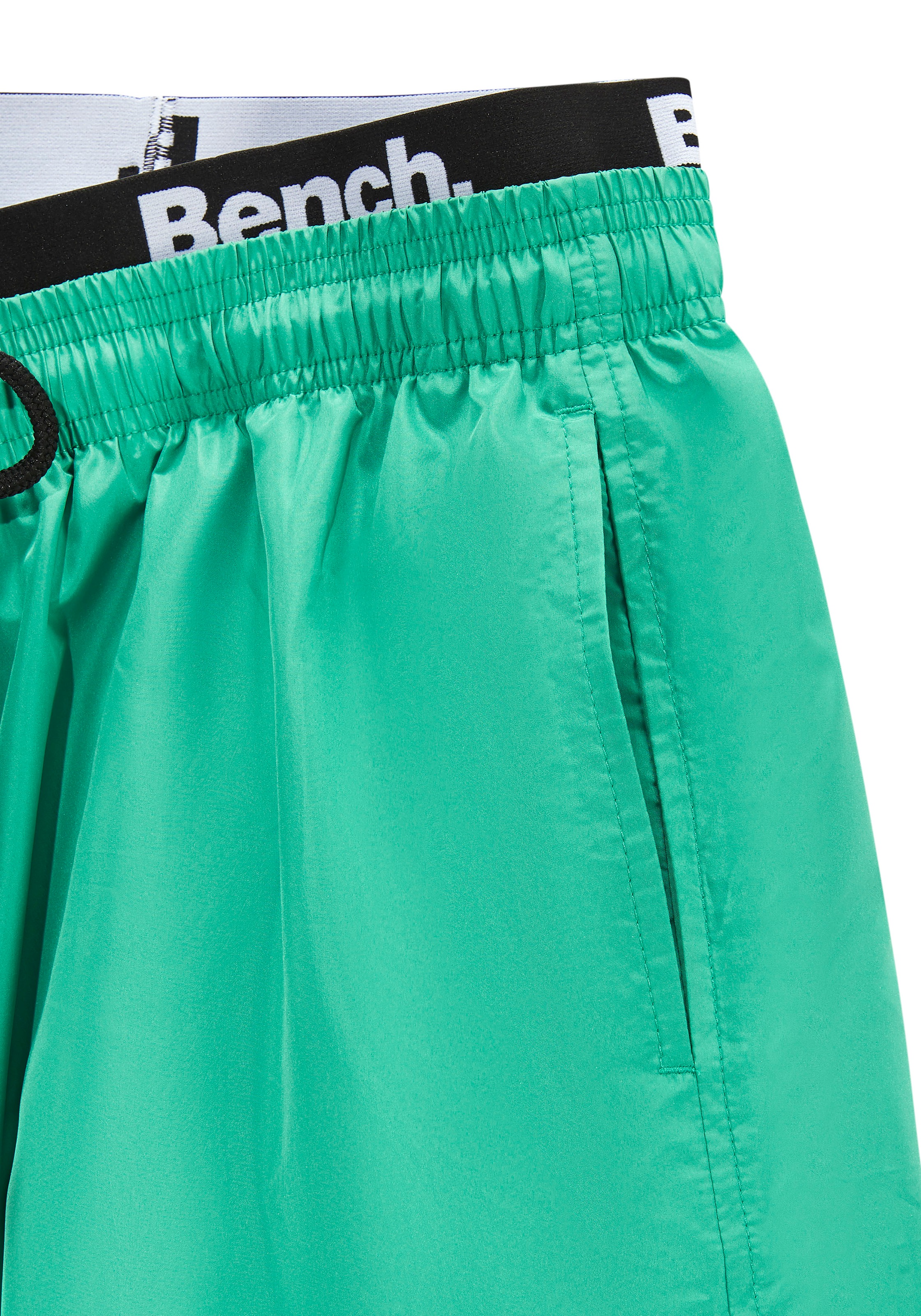 Bench. Badehose, mit modernem Logobund