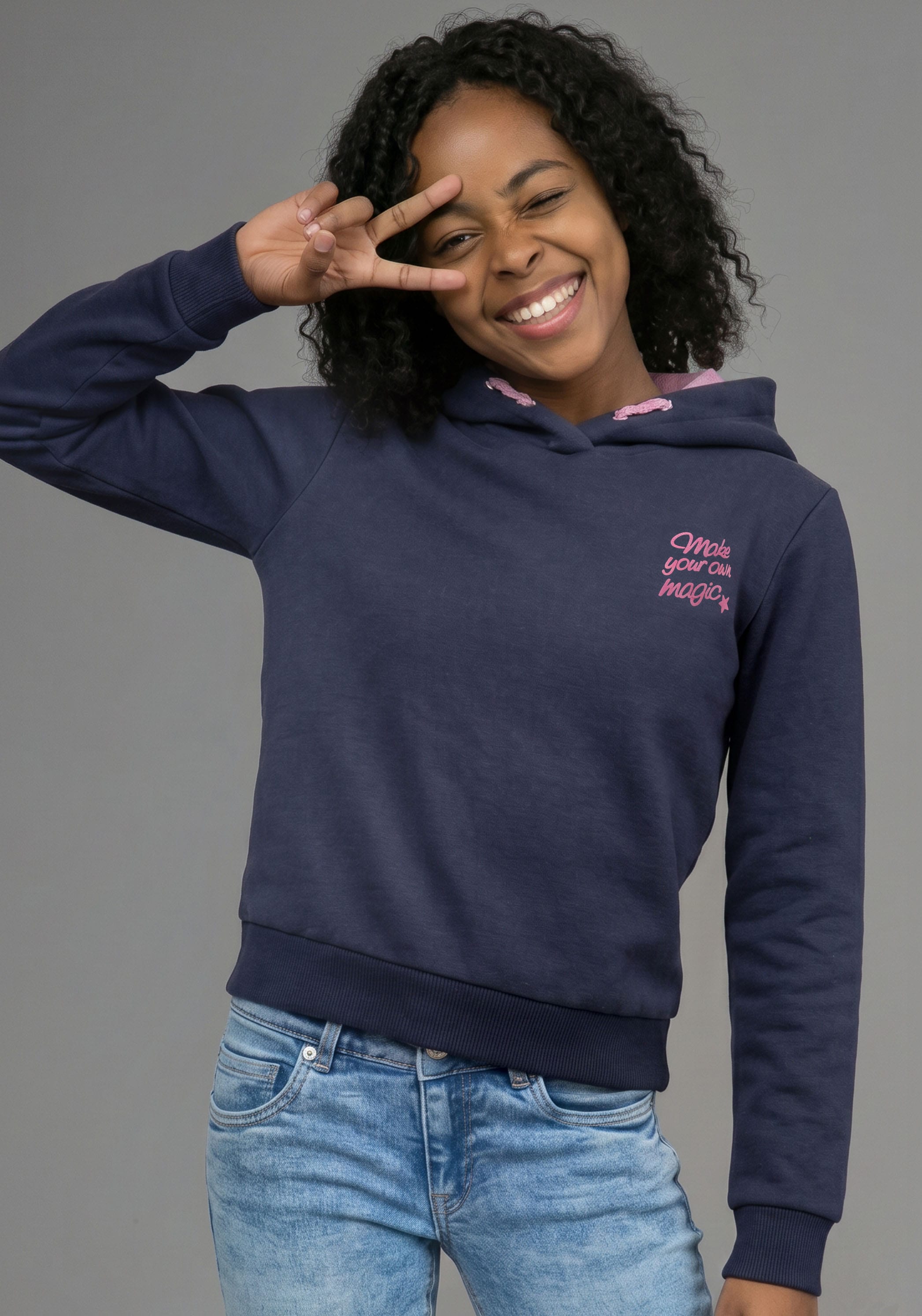 KIDSWORLD Kapuzenshirt »Slogan Hoodie: MAKE YOUR OWN MAGIC« kurze Schnittform, mit Langarm, mit Statement-Print, mit Kapuze