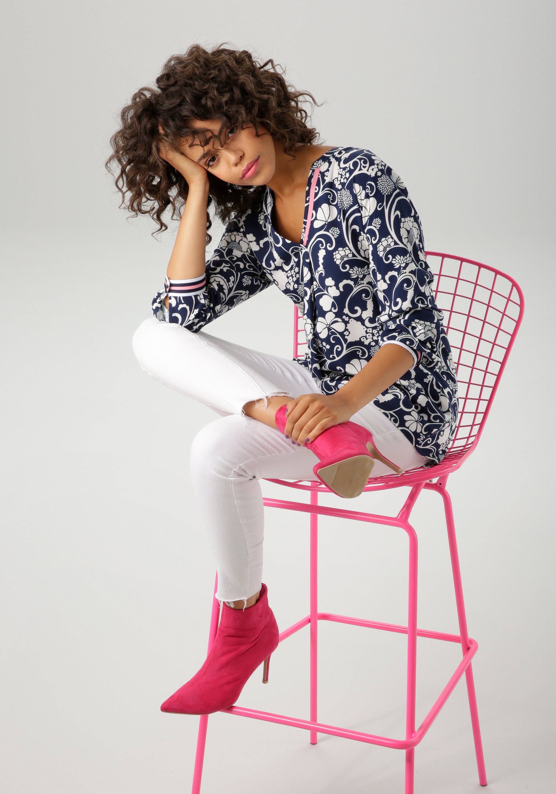 Aniston CASUAL Schlupfbluse, mit fantasievollem, grafischen Blumendruck - NEUE KOLLEKTION