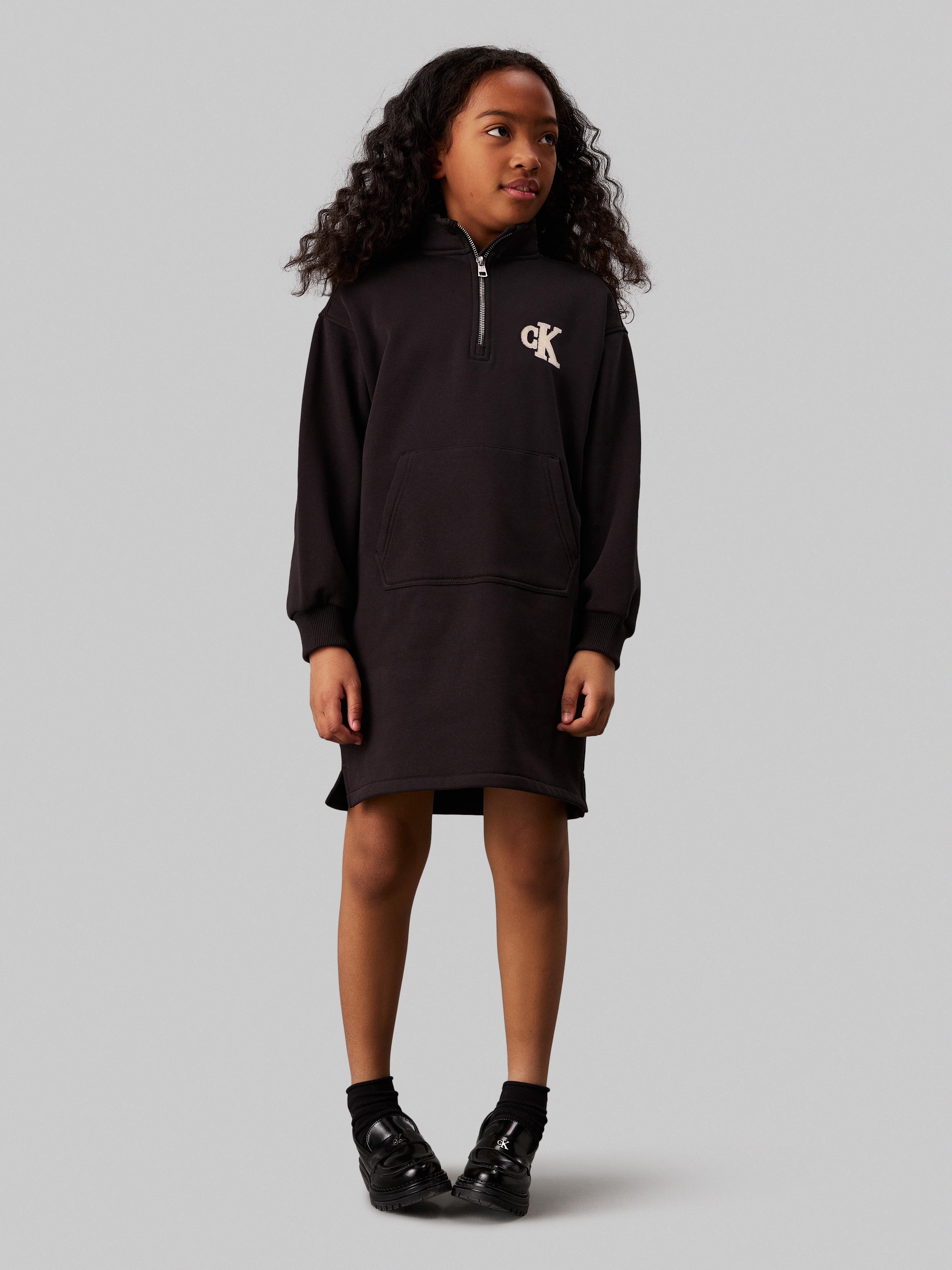 Calvin Klein Jeans Sweatkleid »Teddy Monogram Zip Fleece Dress«, für Kinder bis 16 Jahre und mit Logopatch