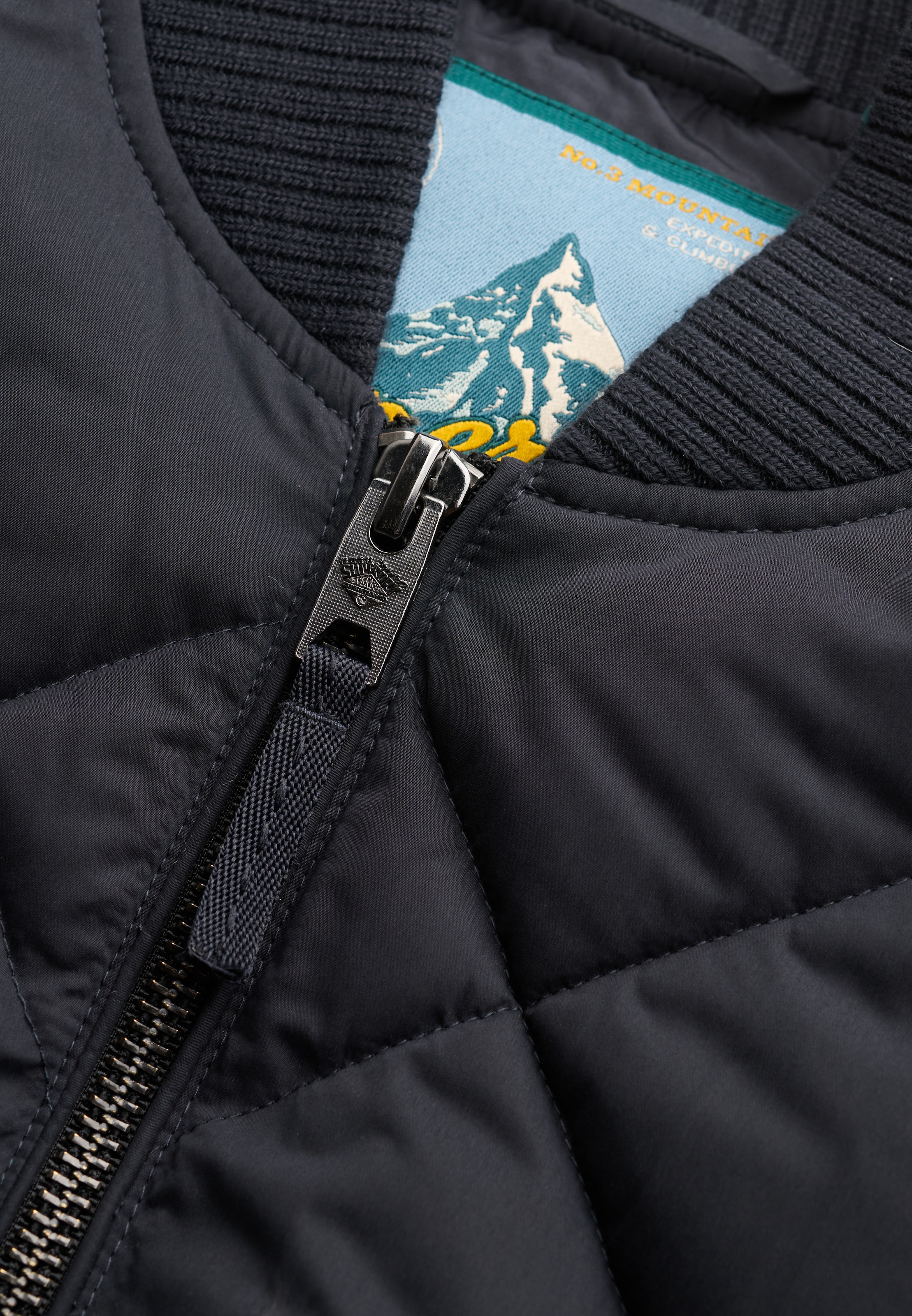 Superdry Steppjacke »DIAMOND QUILT JACKET« Regular Fit, mit Reißverschluss, aus Polyester und Kunstfaser