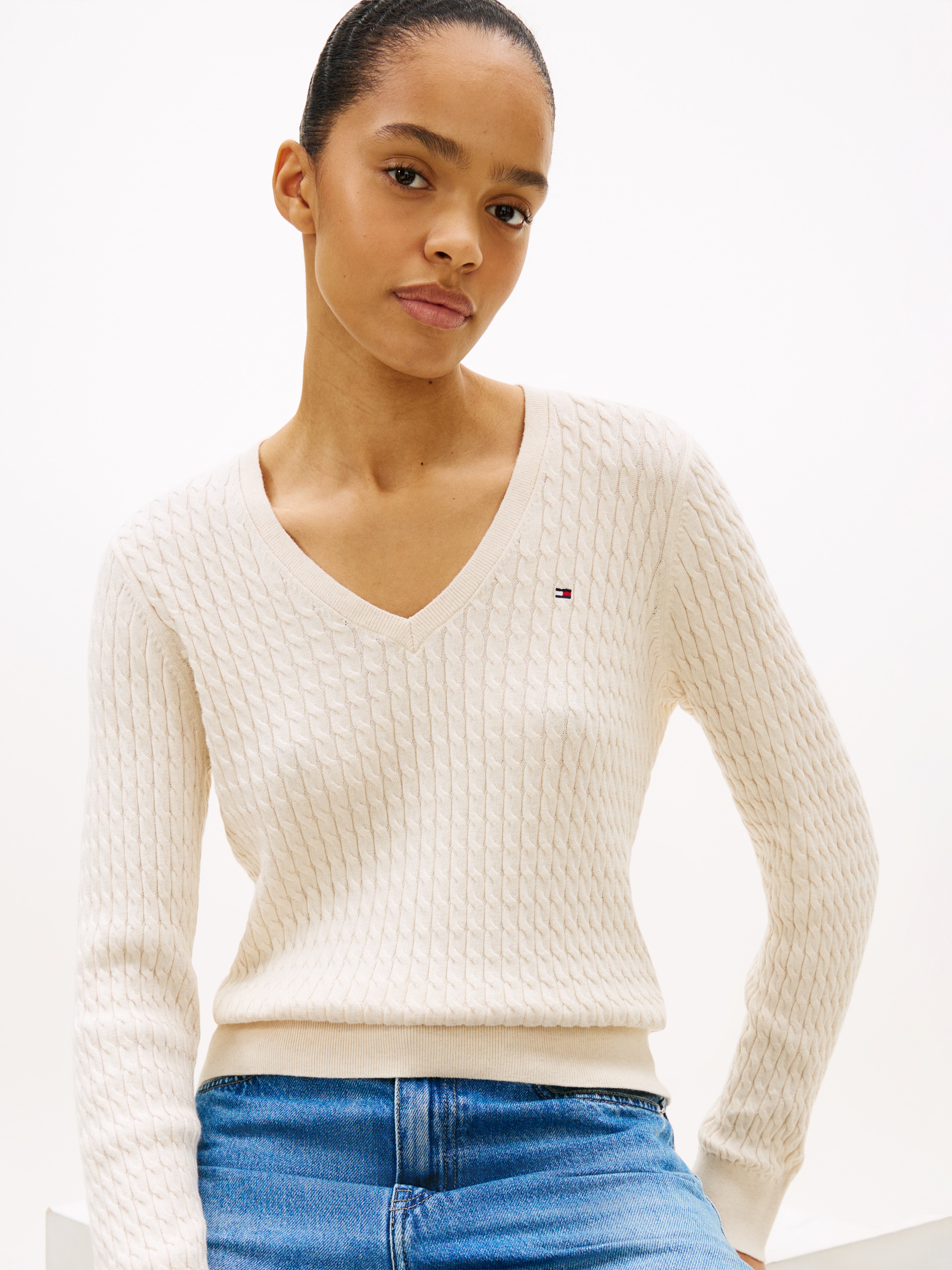 Tommy Hilfiger V-Ausschnitt-Pullover »CO CABLE V-NK LS SWT« mit Zopfmuster, Logostickerei