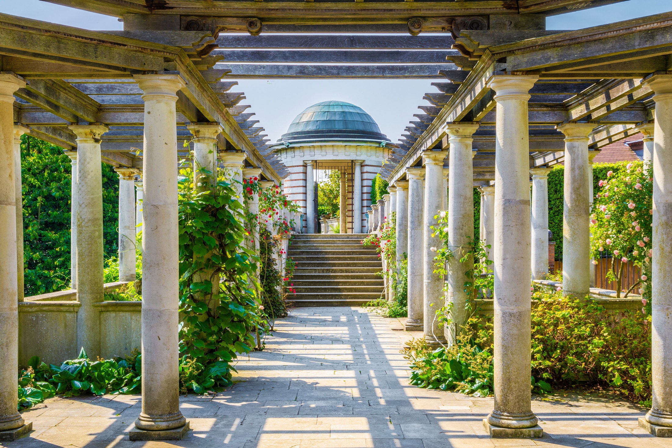 Papermoon Fototapete »ARCHITEKTUR-PERGOLA HÜGEL GARTEN LONDON SÄULEN BLUMEN günstig online kaufen