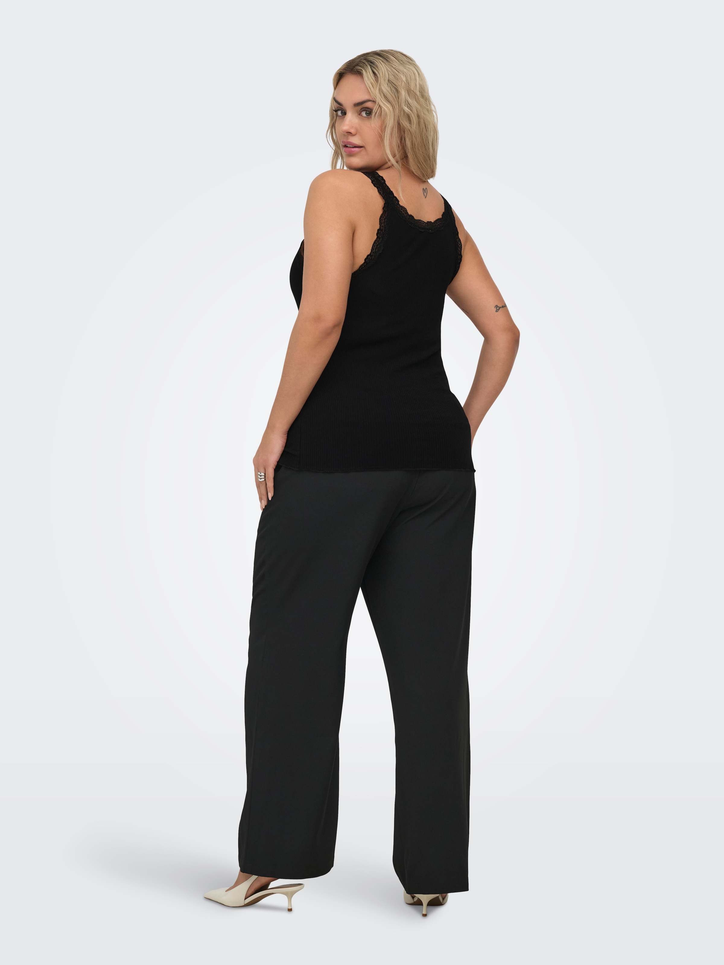 ONLY CARMAKOMA Trägertop »CARSARA SHARAI LACE TANK TOP JRS NOOS« mit Spitze am Ausschnitt und leicht gewelltem Saum