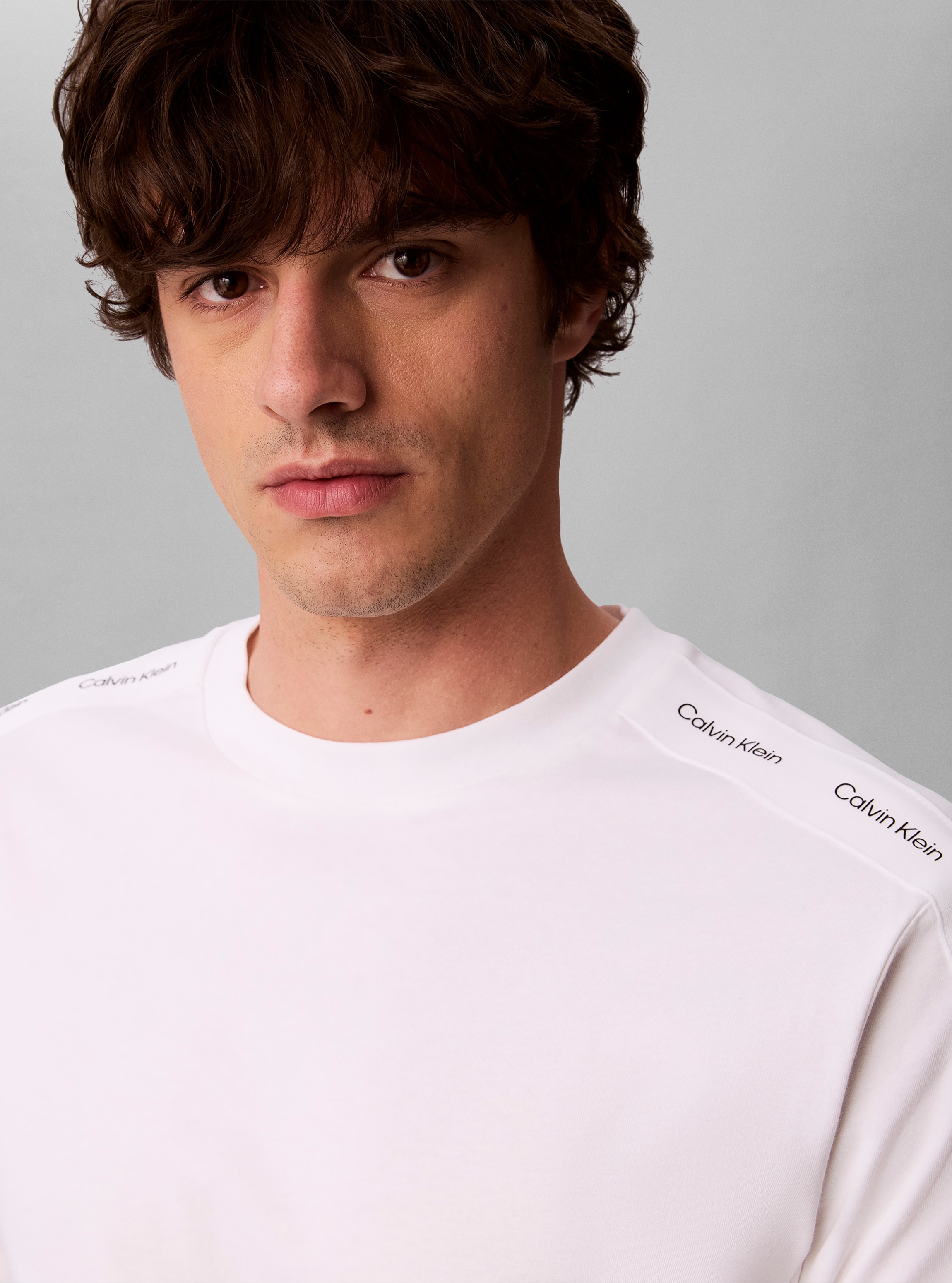 Calvin Klein T-Shirt »LOGO TAPE TEE« Regular fit, Logoschriftzug