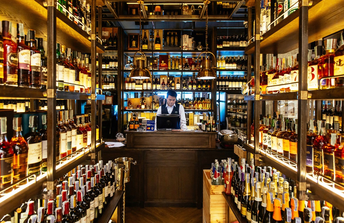 Papermoon Fototapete »GETRÄNKE-RESTAURANT PUB BISTRO CAFE' WAND FLASCHEN XXL«