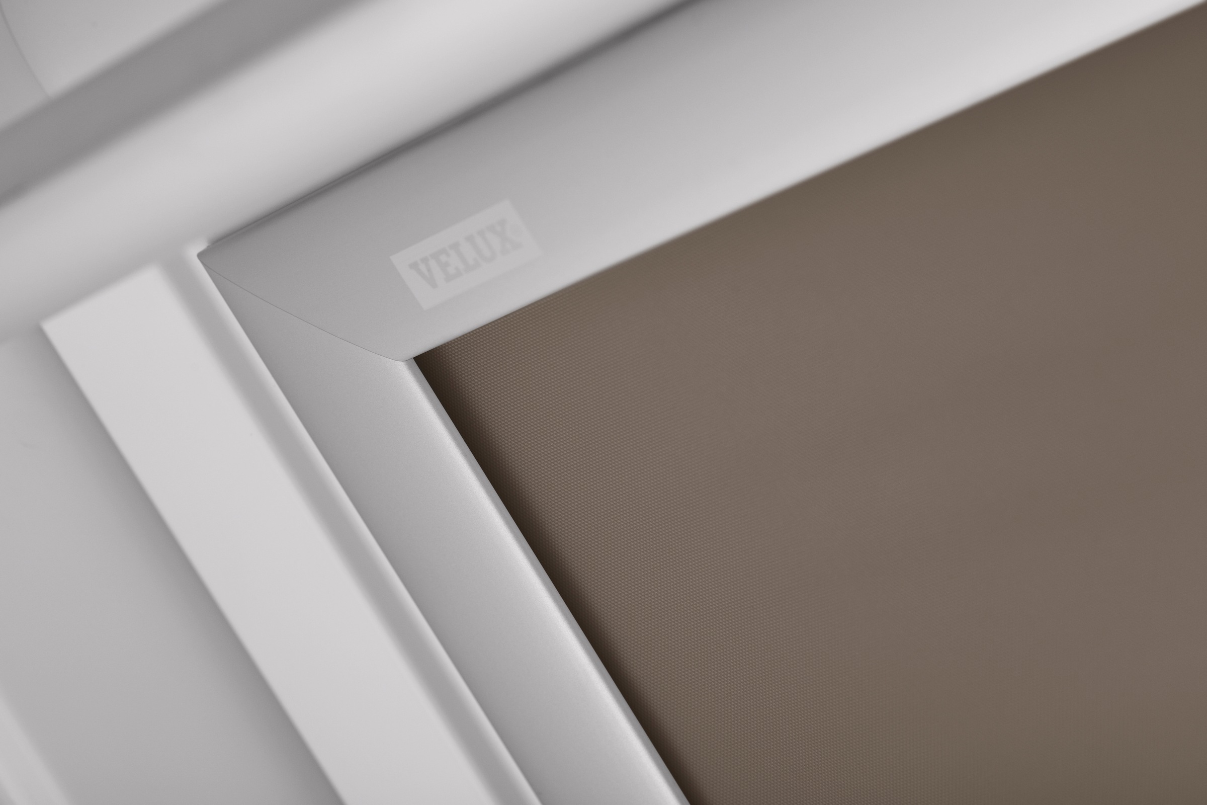 VELUX Verdunklungsrollo »DKL FK08 4574SWL« verdunkelnd Verdunkelung ohne Bohren in Führungsschienen weiße Führungsschienen & Griffleiste