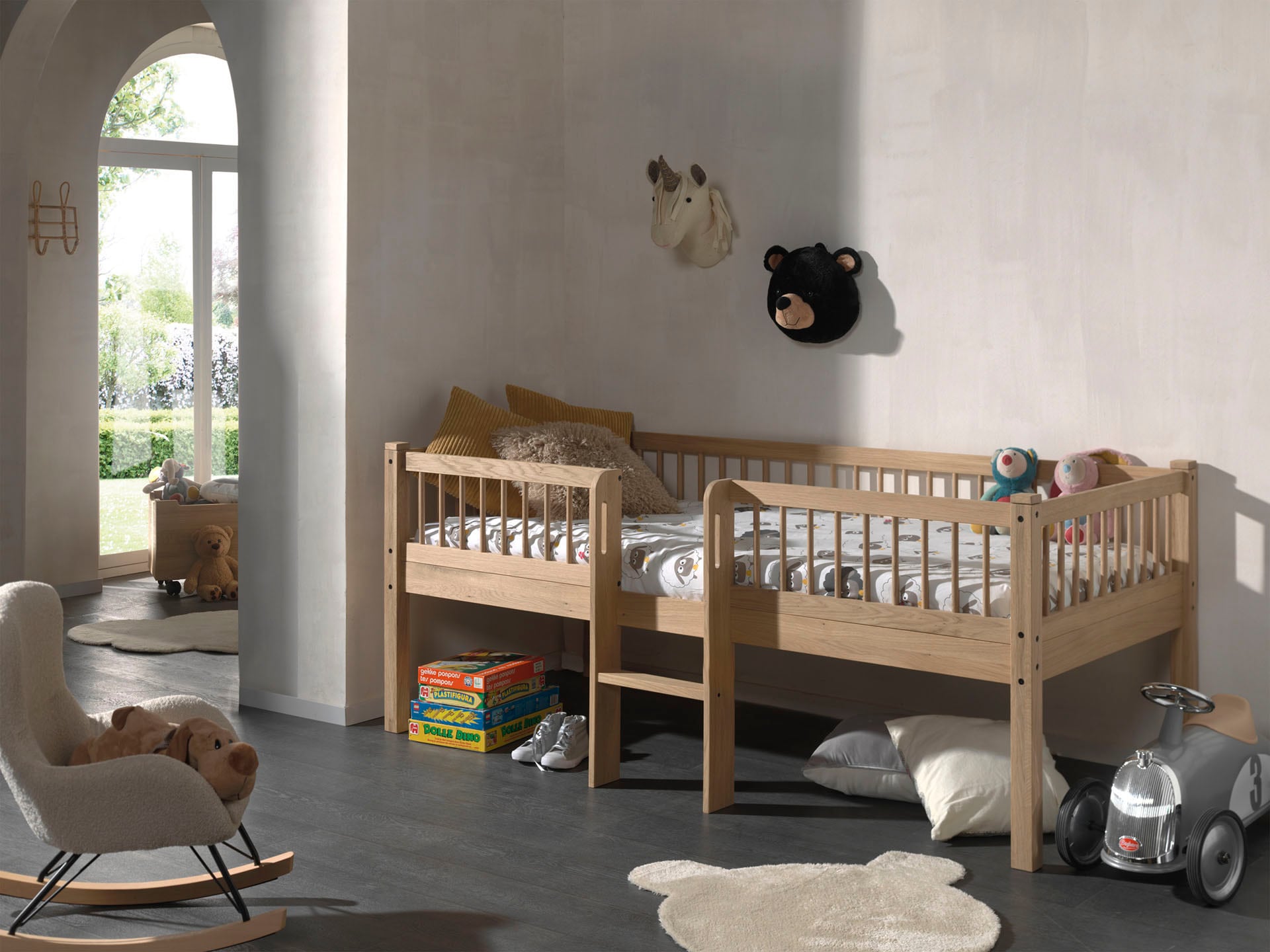 Vipack Massivholzbett »Forrest Massivholzbett Made in Europe, stabil und hochwertig gebaut« 90/200 cm, mit Rollrost und Leiter, seitenverkehrt montierbar,  inkl. umlaufenden Absturzschutz in Sprossenoptik, Eiche natur geölt