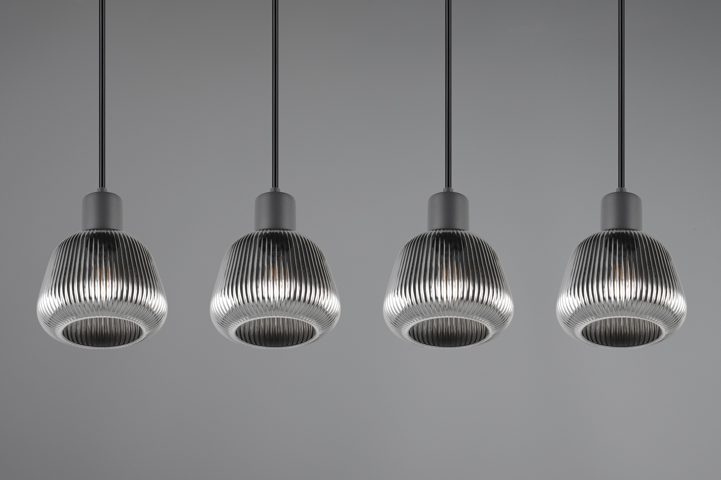TRIO Leuchten Pendelleuchte »TARIFA, 4-flammige Hängeleuchte exkl 4xE27 max 25W, Glas Hängelampe«, 4 flammig, Leuchtmittel E27 | Leuchtmittel wechselbar, höhenverstellbar max 150cm Glas in Riffeloptik und leicht verspiegelt