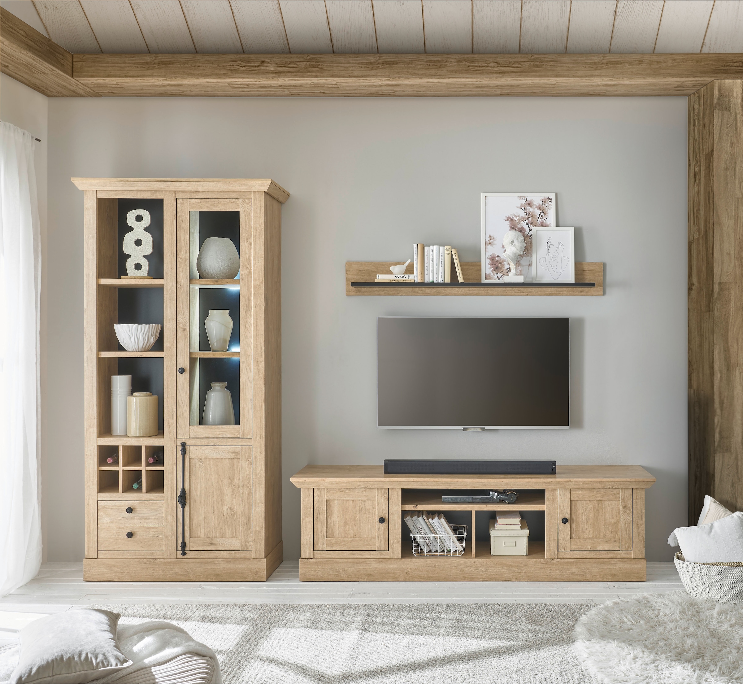Home affaire Wohnwand »Cornwall, Anbauwand im Landhausstil, Wohnzimmer-Set, in Eiche Dekor«, (Set, 3 St.), enthält Vitrine, Lowboard, Wandboard, 309 cm breit, Metallgriffe