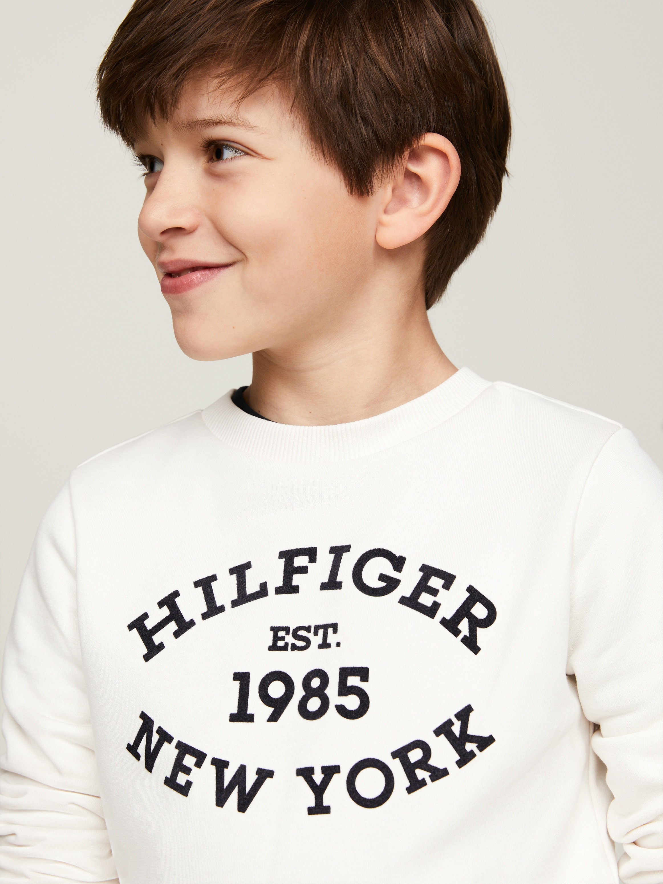Tommy Hilfiger Sweatshirt »MONOTYPE FLOCK REG SWEATSHIRT«, Kinder bis 16 Jahre mit Logoschirftzug