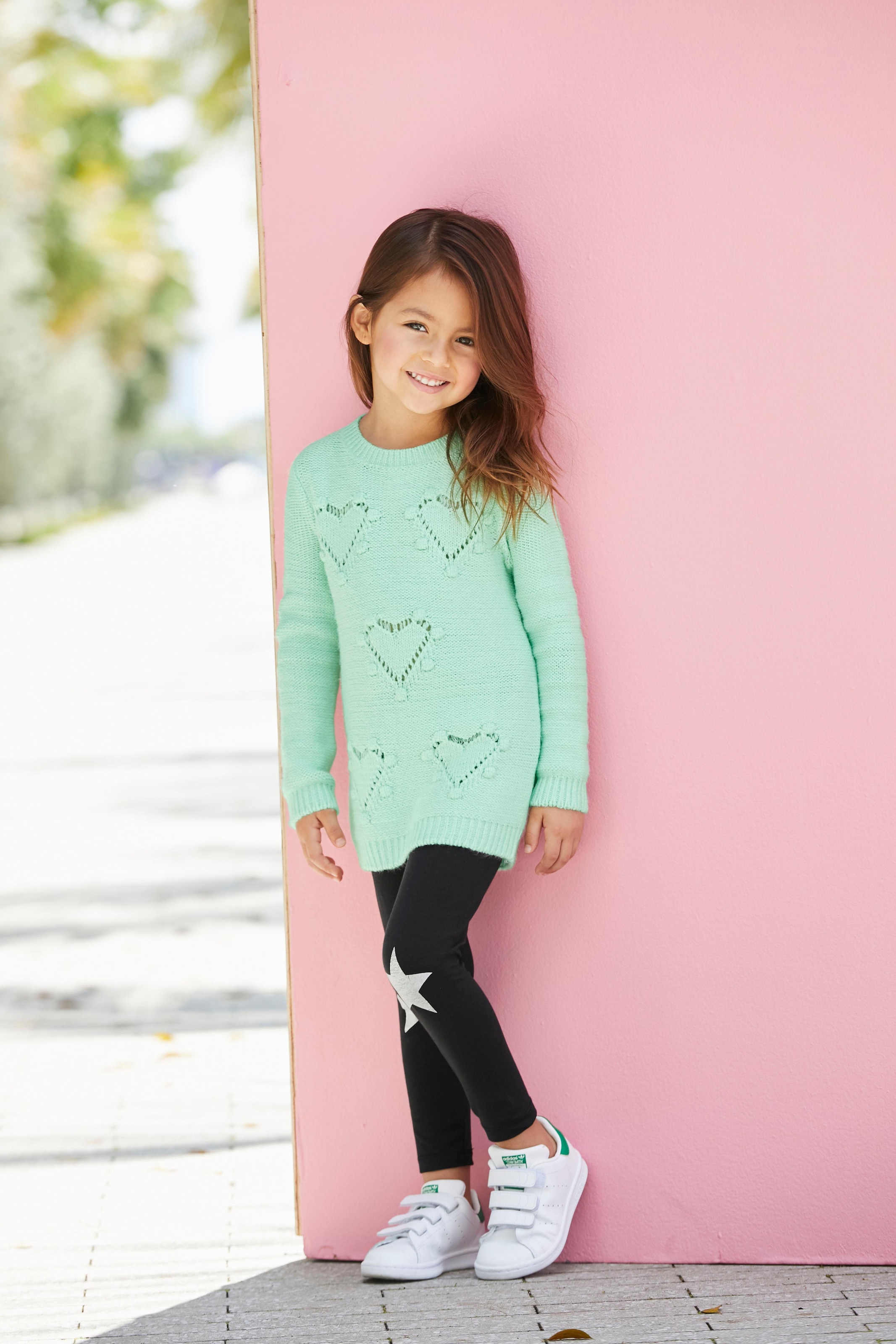 KIDSWORLD Strickpullover »Pulli für kleine Mädchen« gestricktem Herzchenmuster