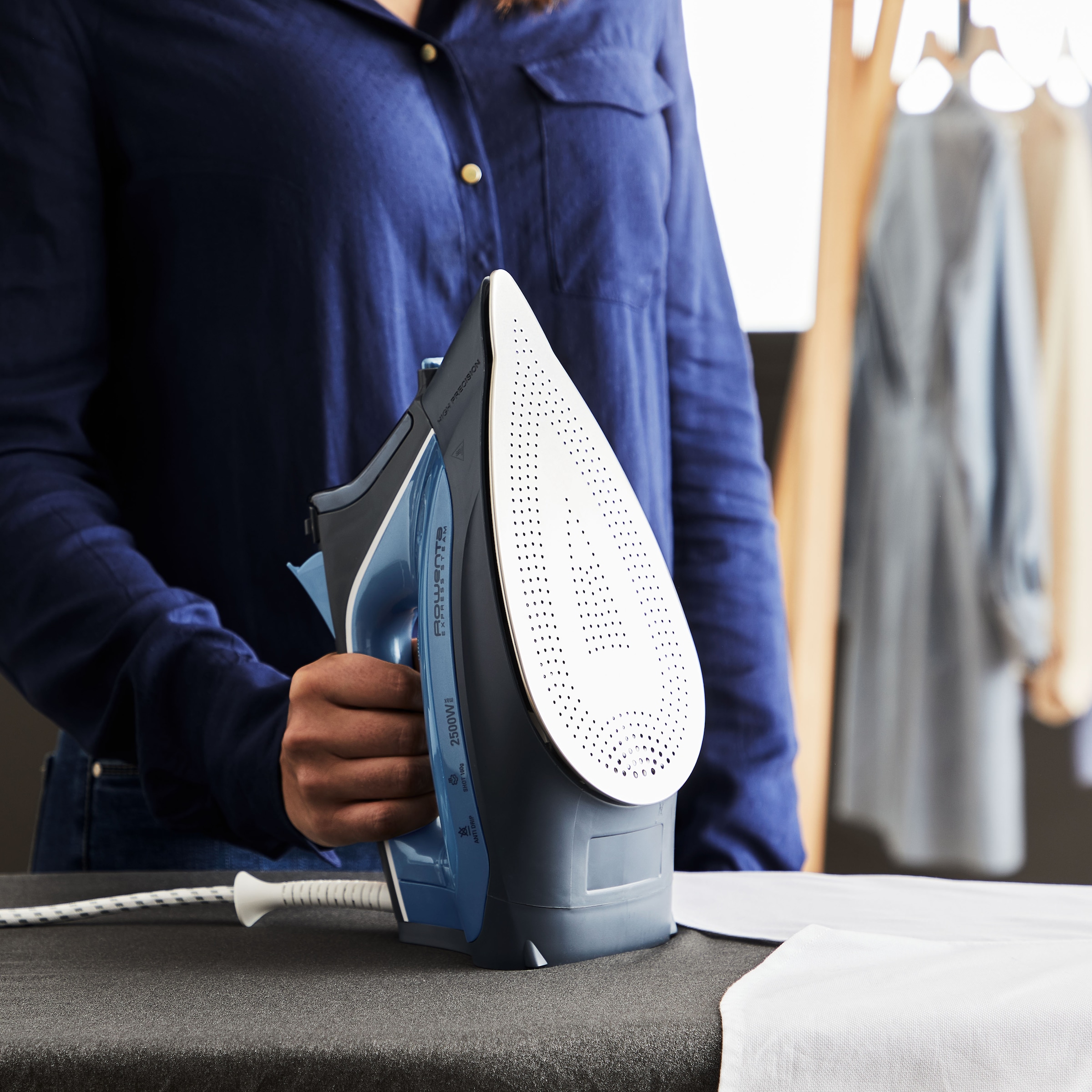 Rowenta Dampfbügeleisen »Express Steam, dunkelblau/hellblau, Eco Funktion«, 2500 W, Dauerdampfmenge 40 g/Min, Dampfstoß 160 g/Min, Tropfstop, DW4320
