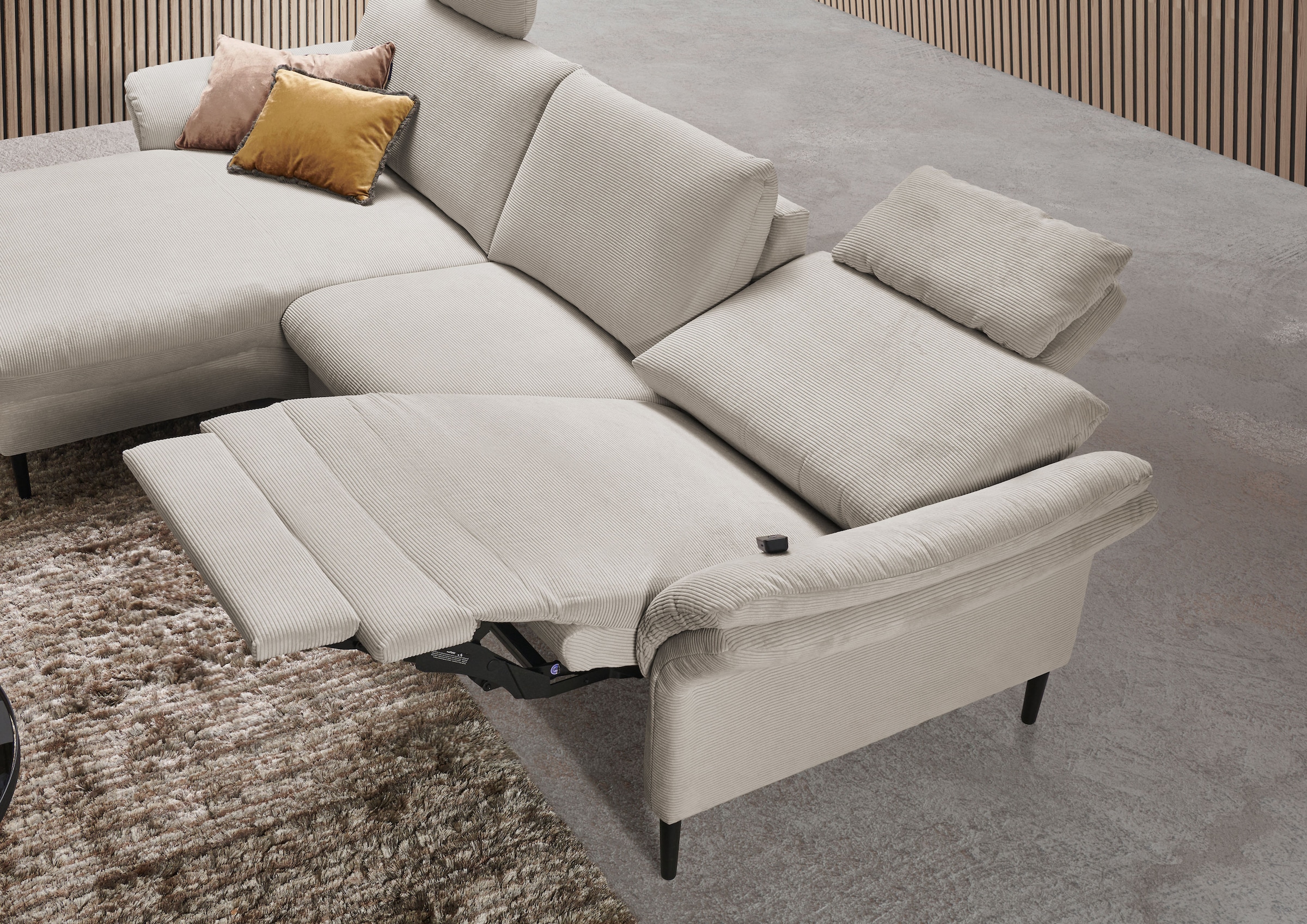 Places of Style Ecksofa »Sarsina: mit Tonnentaschen-Federkern, perfekt zum Entspannen L-Form«, inklusive 1 motorischen Relaxfunktion mit Herz-Waage-Beschlag