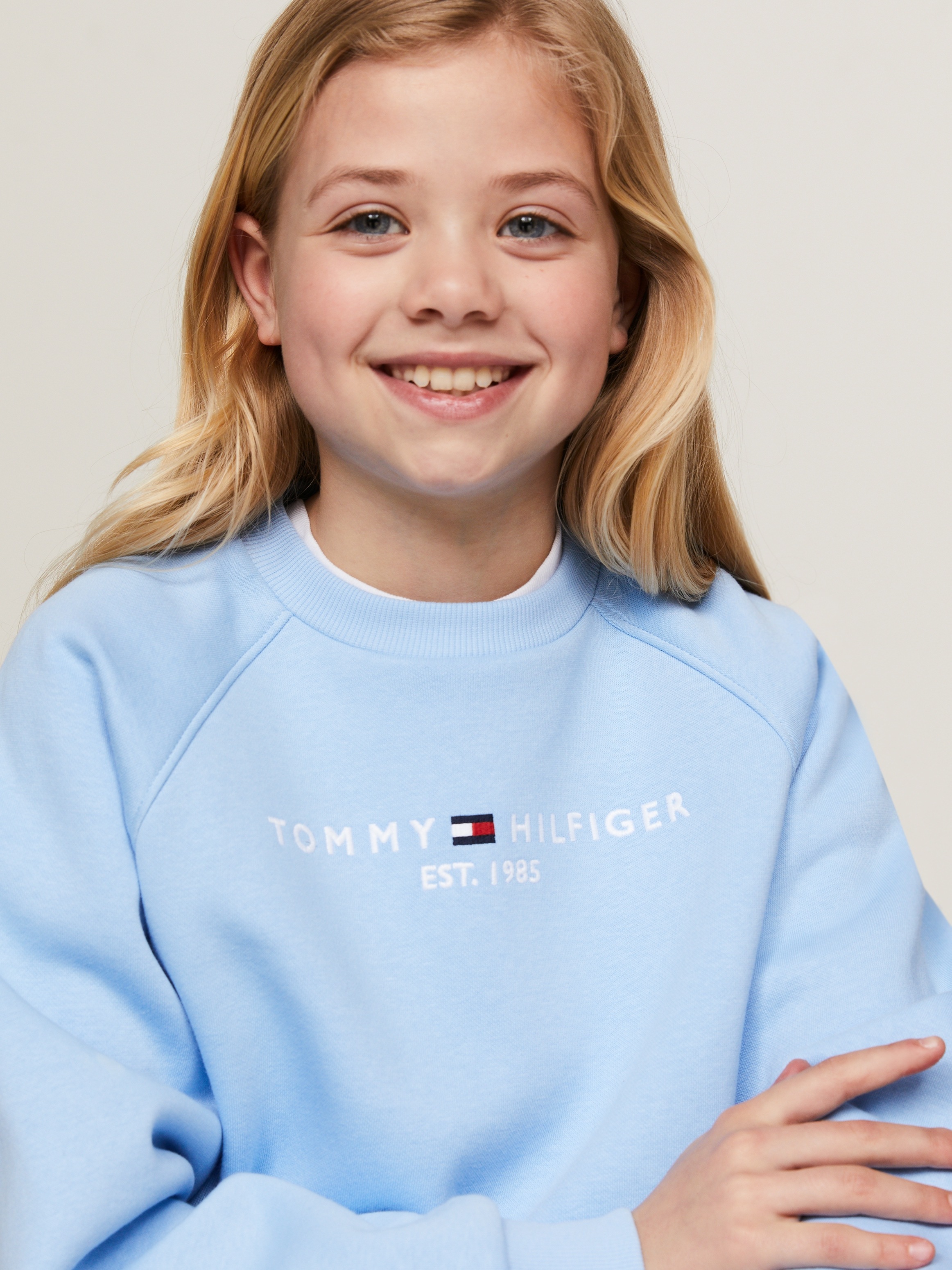 Tommy Hilfiger Sweatshirt »ESSENTIAL EMBROIDERED FLEECE CN«, Kinder bis 16 Jahre mit Logoprägung