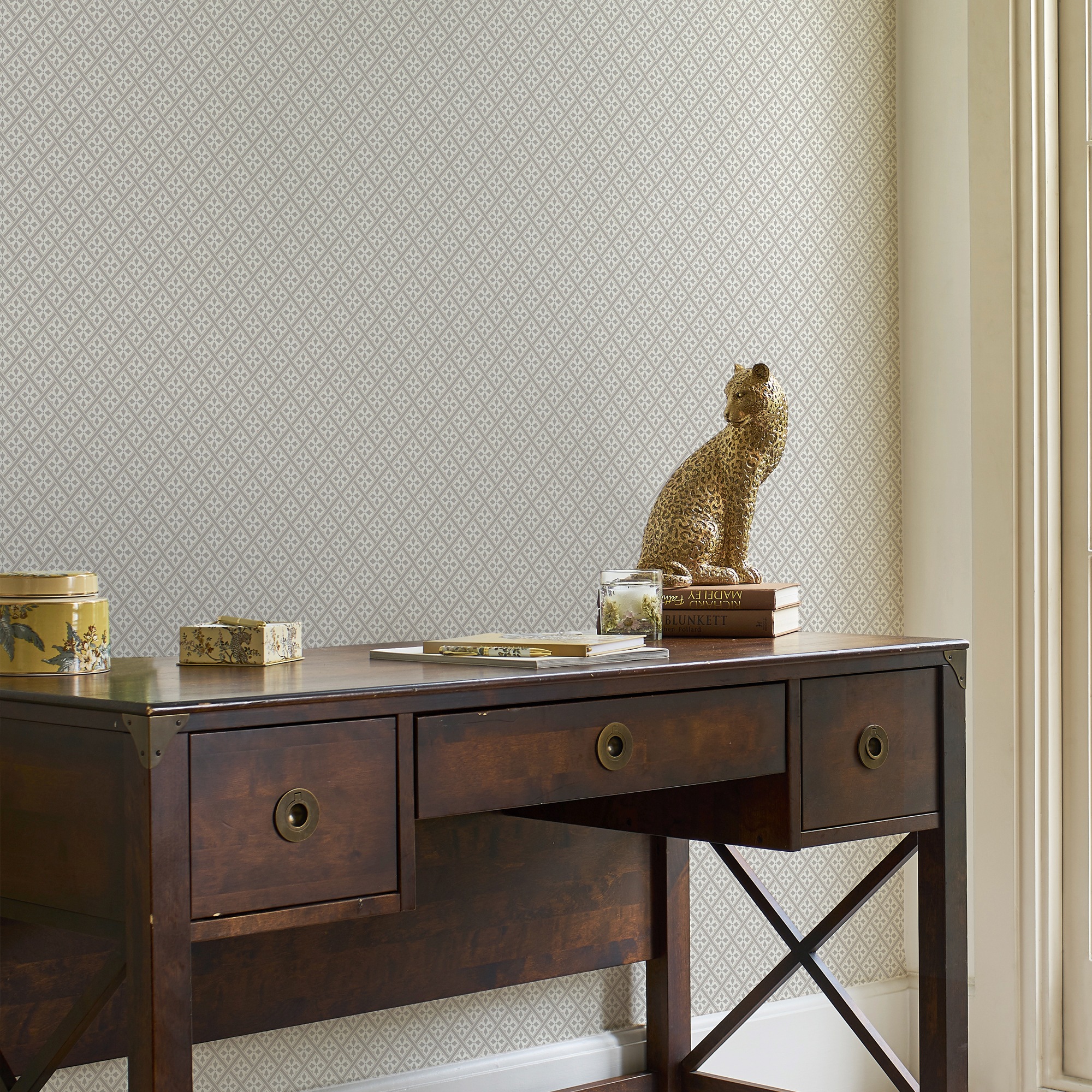 LAURA ASHLEY Vliestapete »Mr Jones Dove Grau«, botanisch, FSC® zertifiziert, mit lebhaftem Druck, 10 Meter Länge