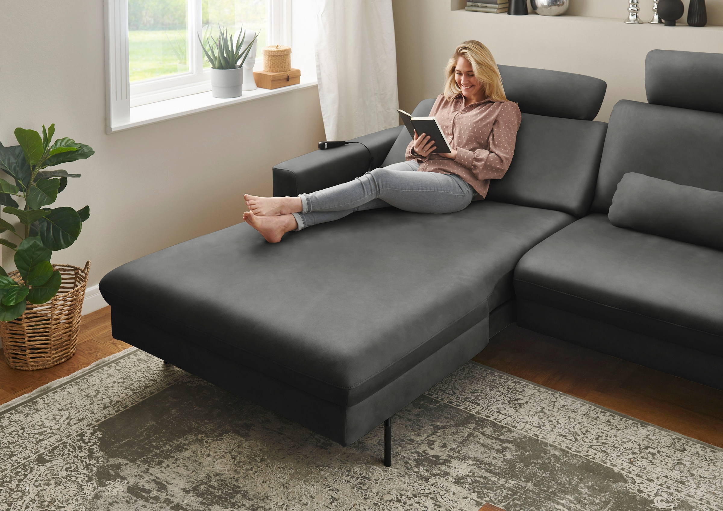 Die PlanBar Ecksofa »PN-EM20028 L-Form mit Kopfstützen«, wahlweise mit motorischem Canape
