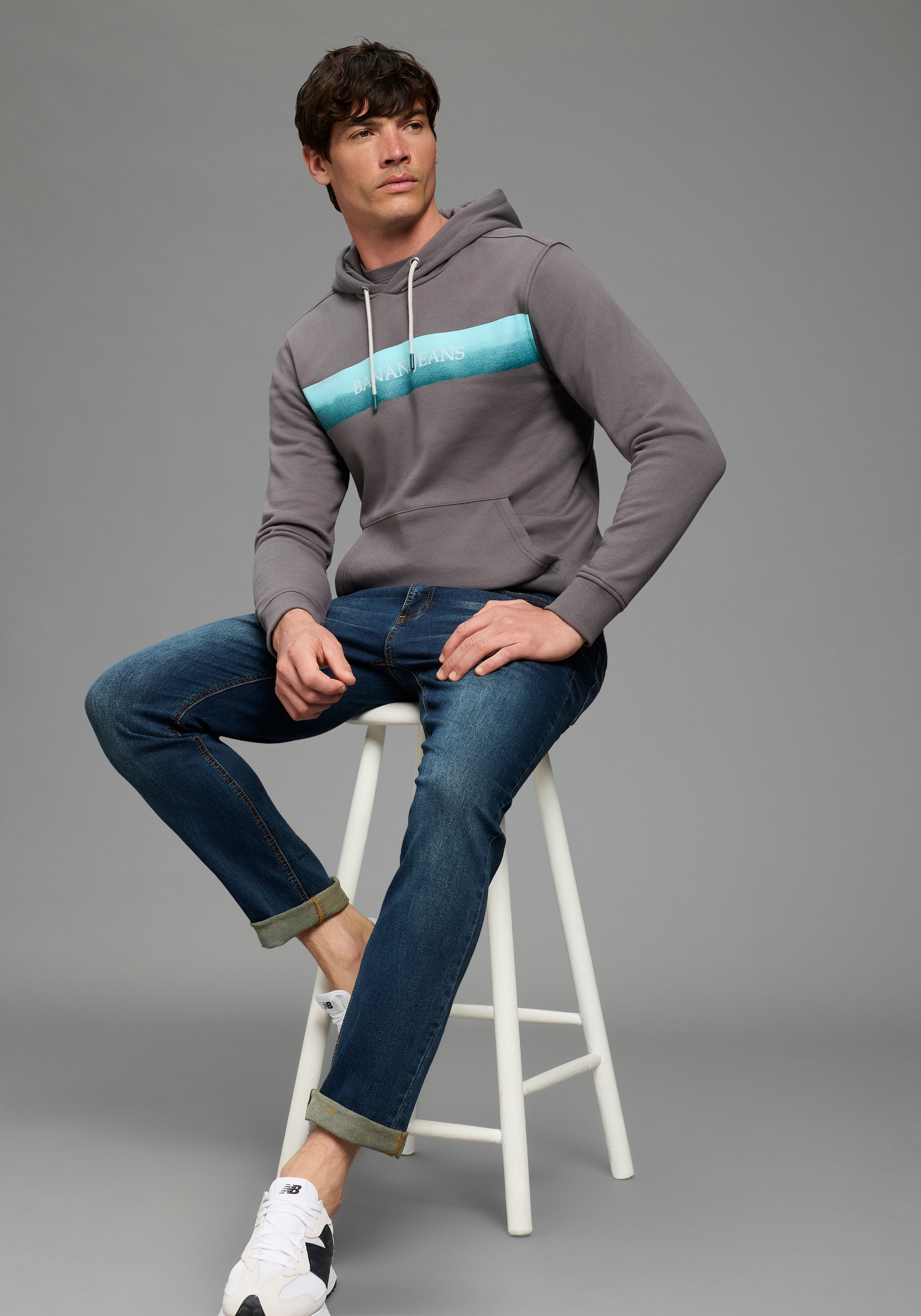 Bruno Banani Kapuzensweatshirt , mit Kapuze und Kordelzügen, mit Kängurutasche, schmale Passform
