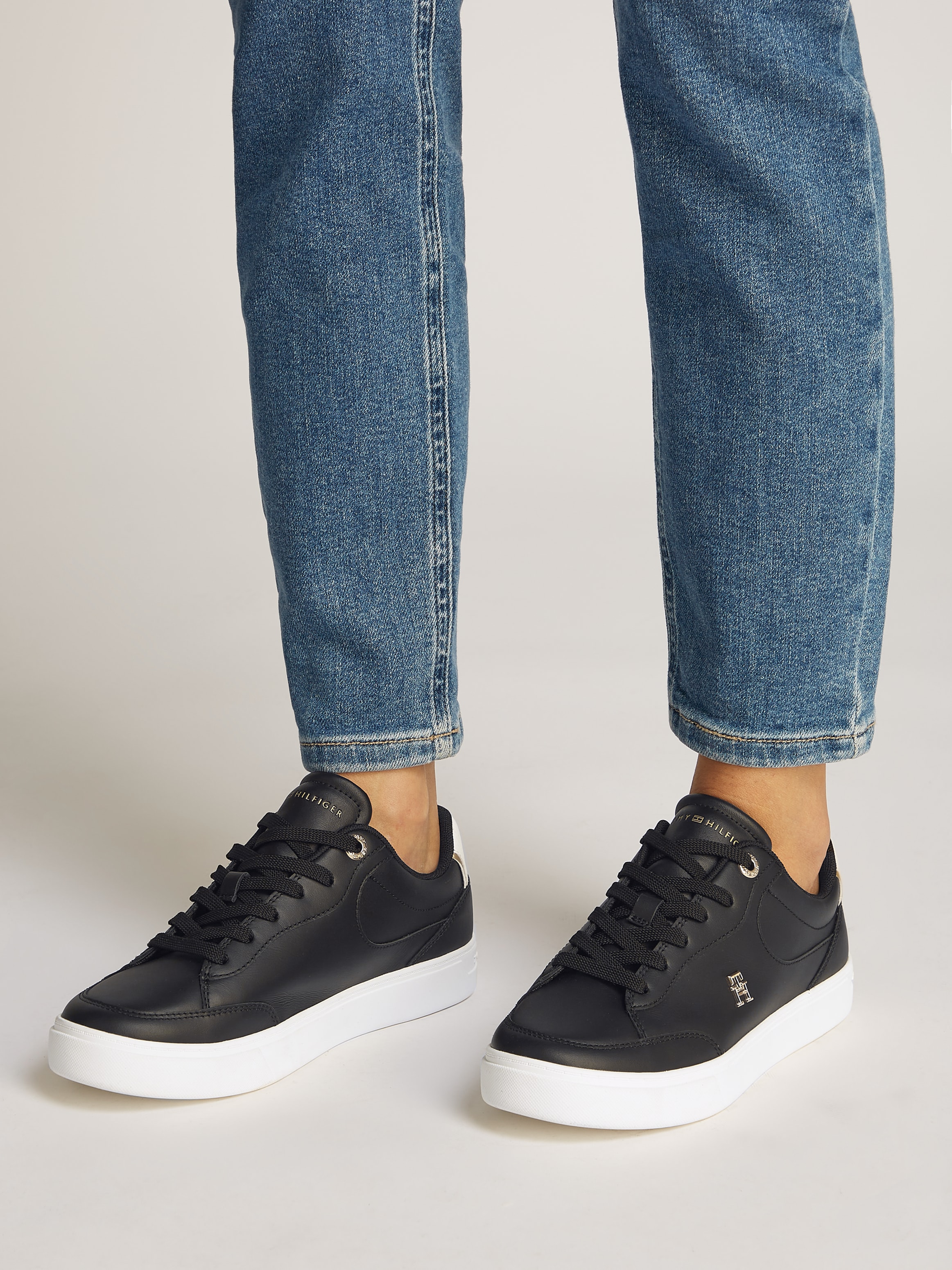 Tommy Hilfiger Plateausneaker »ESSENTIAL CHIC COURT SNEAKER«, Freizeitschuh, Schnürschuh, Halbschuh mit TH-Schmuckelement