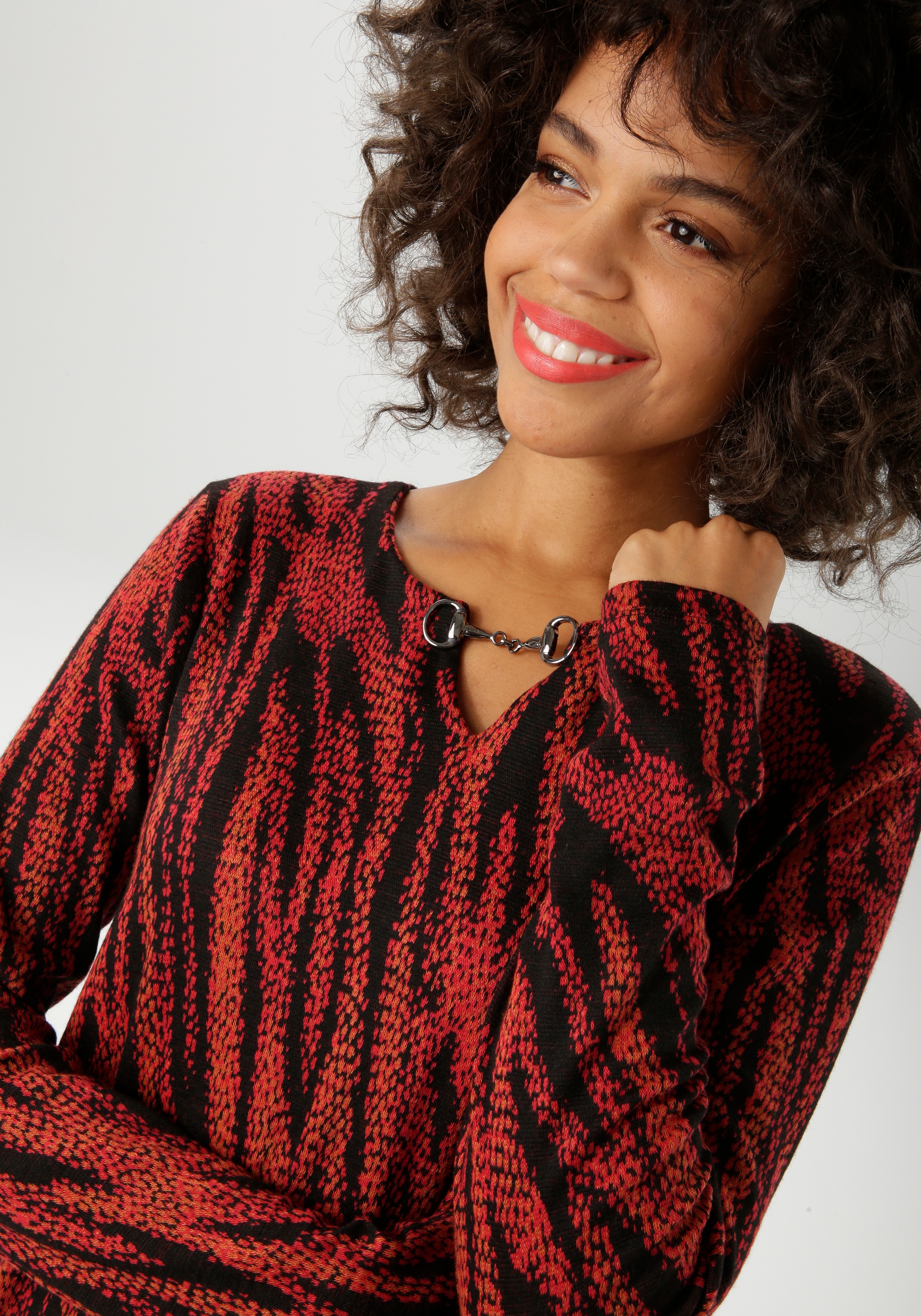 Aniston CASUAL Jerseykleid, mit dekorativem Schmuckelement am Ausschnitt - NEUE KOLLEKTION