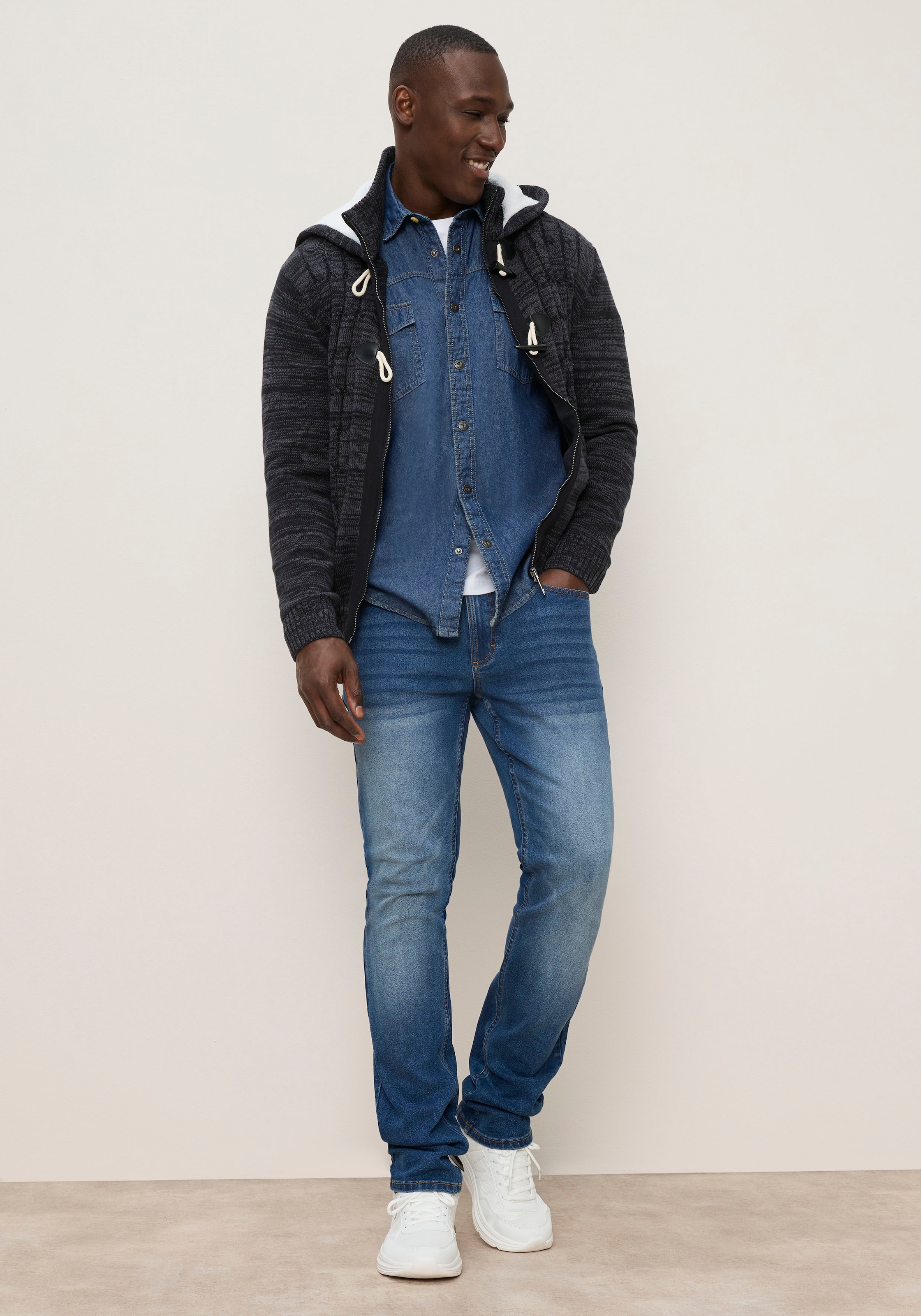 KangaROOS Kapuzenstrickjacke mit Reißverschluss und Knebelknopfverschluss, Regular Fit, Langarm