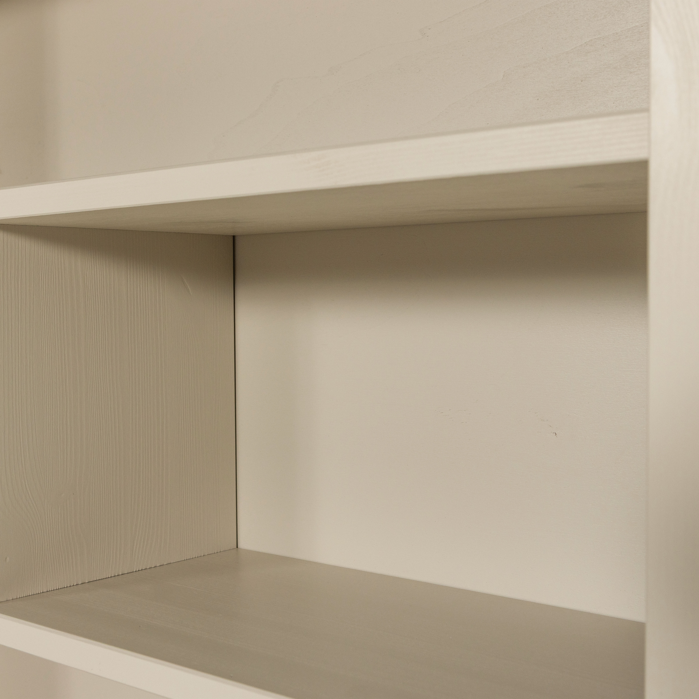 WOOOD Wandregal »Wallcover FSC®-Mix Massivkiefer mit Push-to-open B117 x T31 x H229 cm« Gespiegelt montierbar, Tragkraft 30 kg pro Einlegeboden,