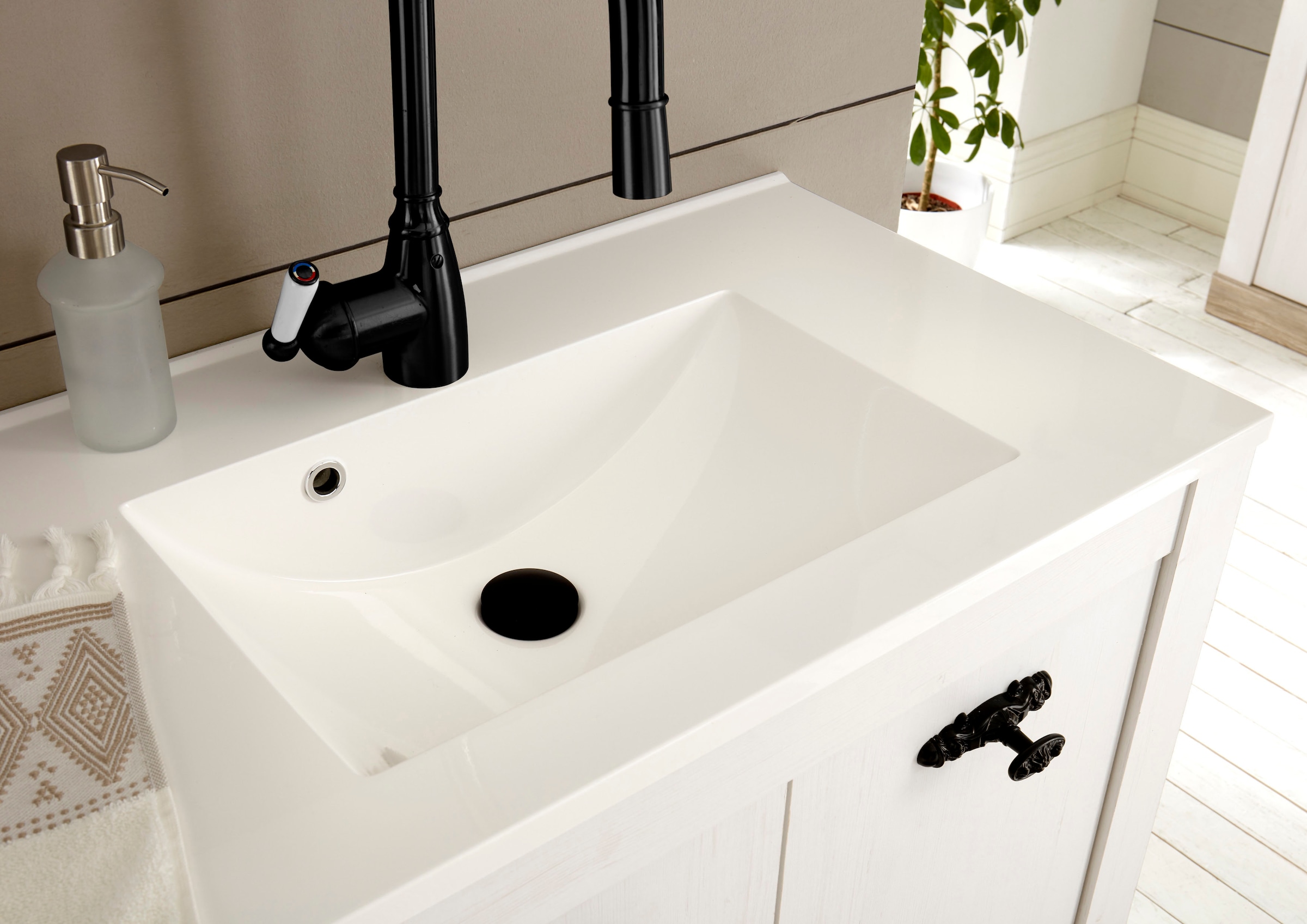 Home affaire Badmöbel-Set »Florenz, Bad im Landhausstil, 4-teiliges Badezimmer«, (4 St.), Hänge-Waschtisch, Schrank, Wandboard und Spiegel, in Pinie Weiß