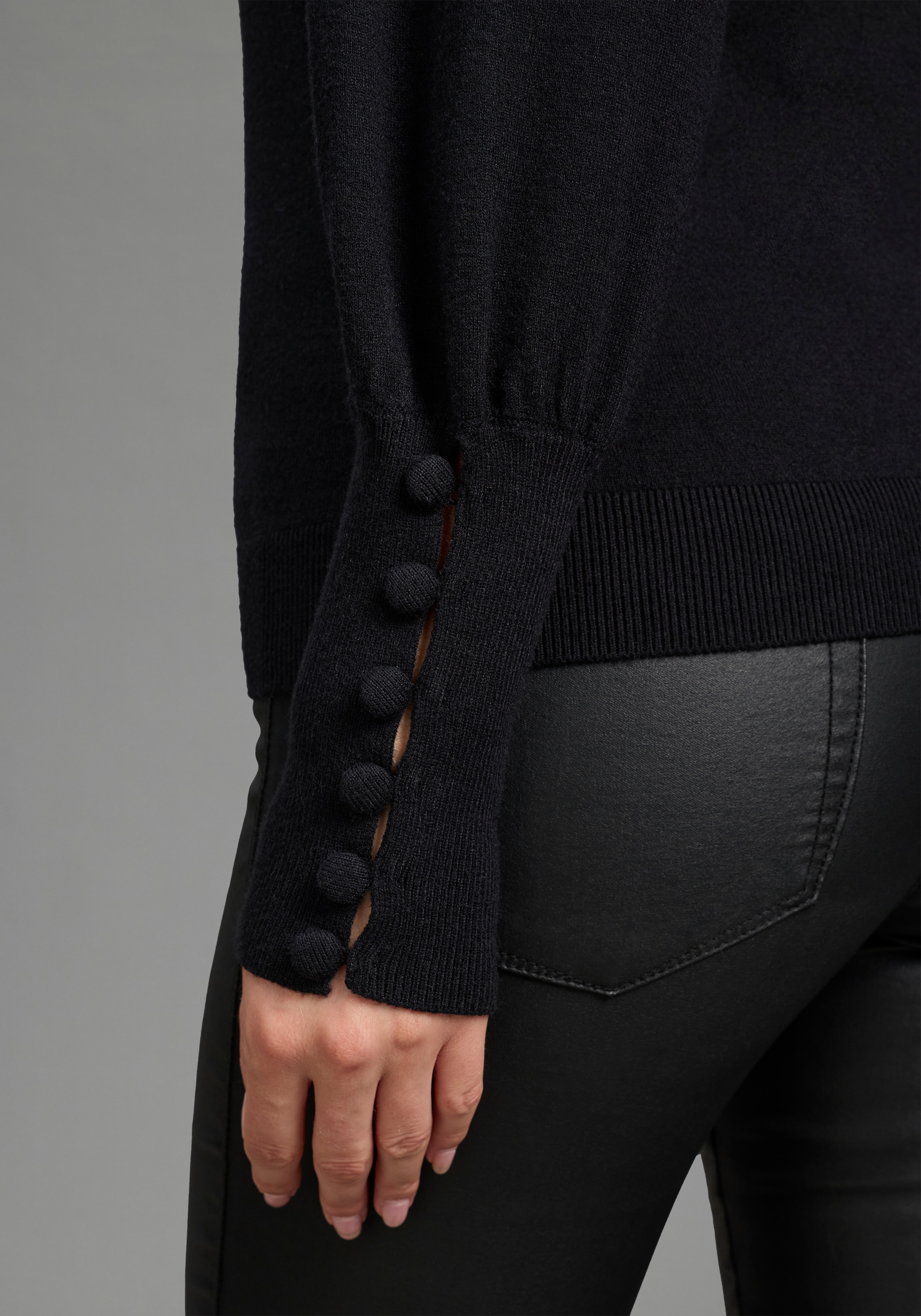 Laura Scott V-Ausschnitt-Pullover mit süßer Knopfleiste am Ärmel