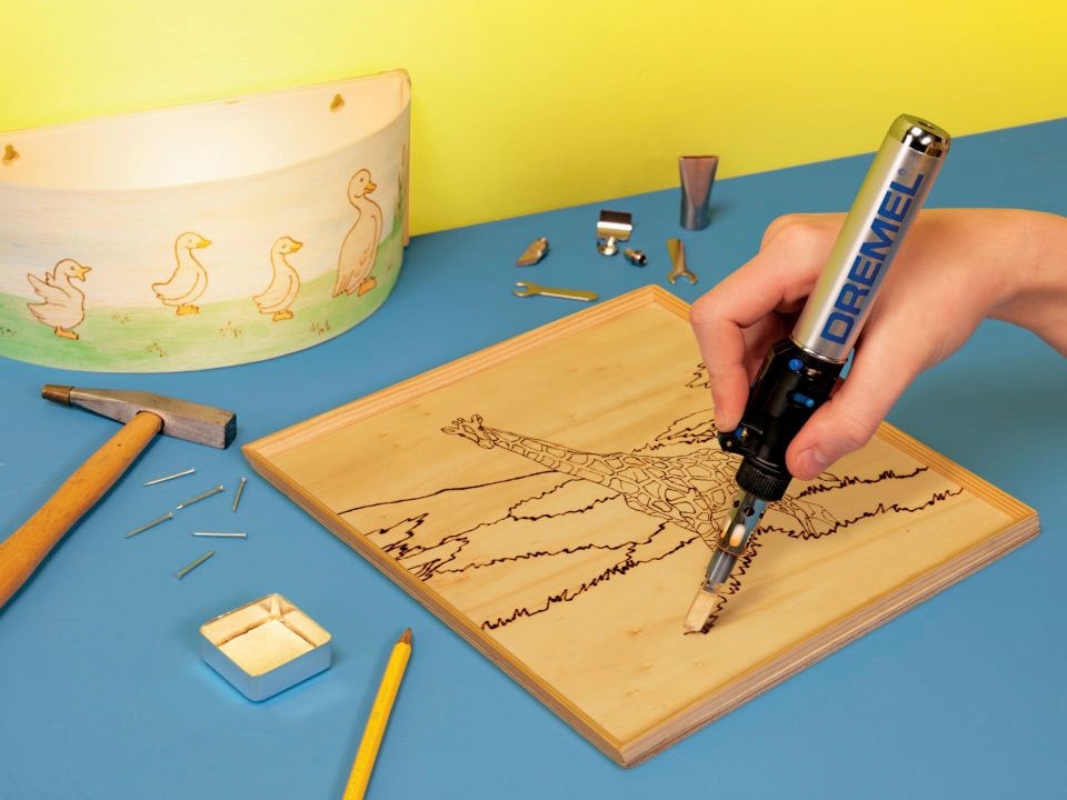 DREMEL Lötkolben »Versatip«, (6 tlg., Dremel VersaTip, Lötspitze, Schneideklinge, Heißmesser, Flachflammdüse, Reflektorblech, Heißluftgebläsedüse, Lötdraht, Lötschwamm + Schwammbehälter, Bedienungsanleitung, Aufbewahrungsbox), max. Brennzeit 90 min