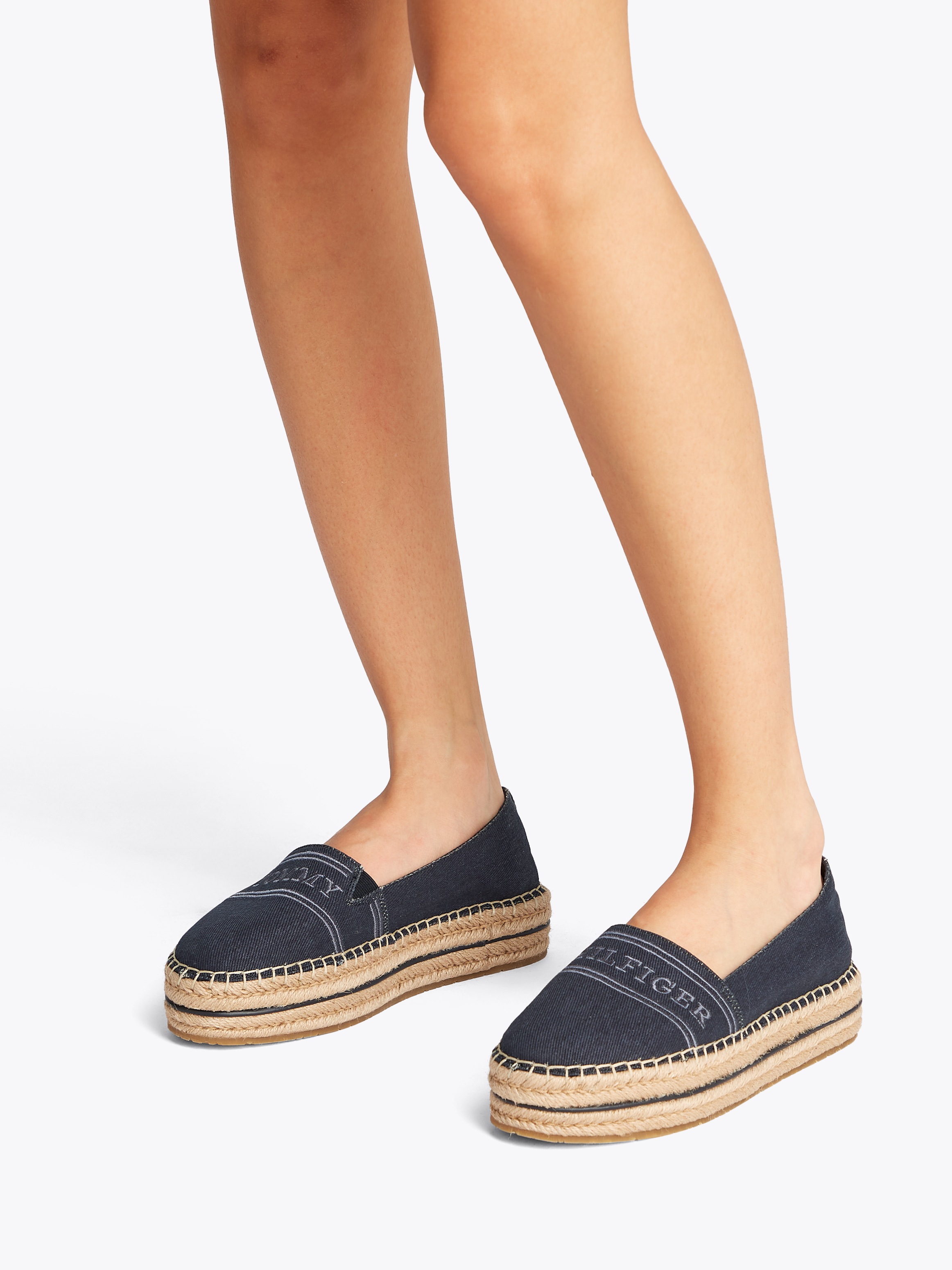 Tommy Hilfiger Espadrille »DENIM PLATFORM ESPADRILLE«, Plateau, Slipper, Schlupfschuh, Bequemschuh mit Bastbezug am Plateau