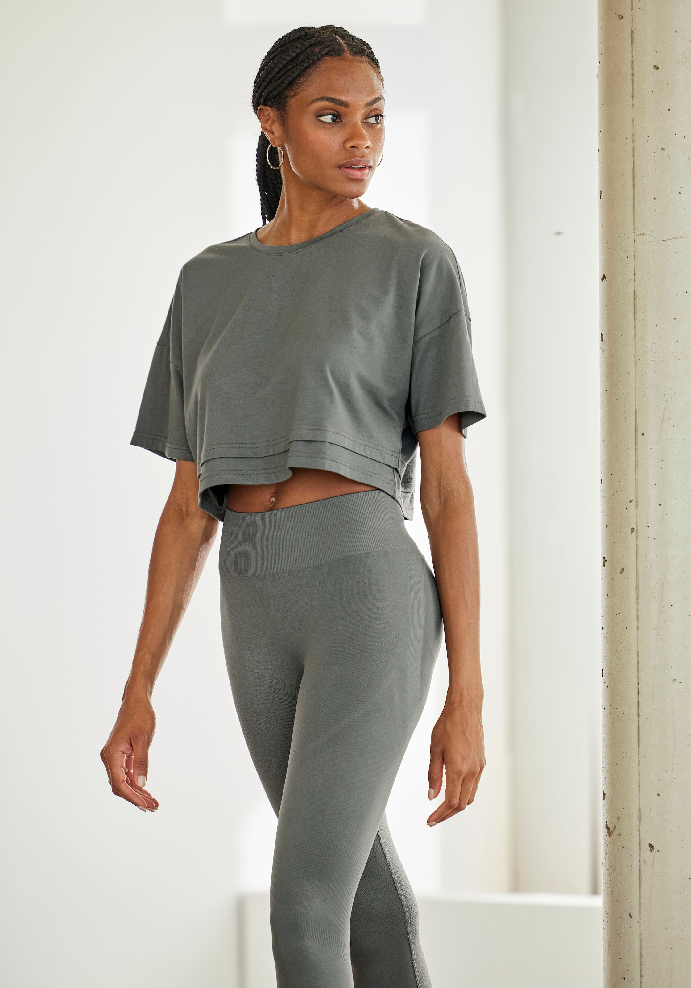 LASCANA Kurzarmshirt, mit kastigem Schnitt und Lagen-Look