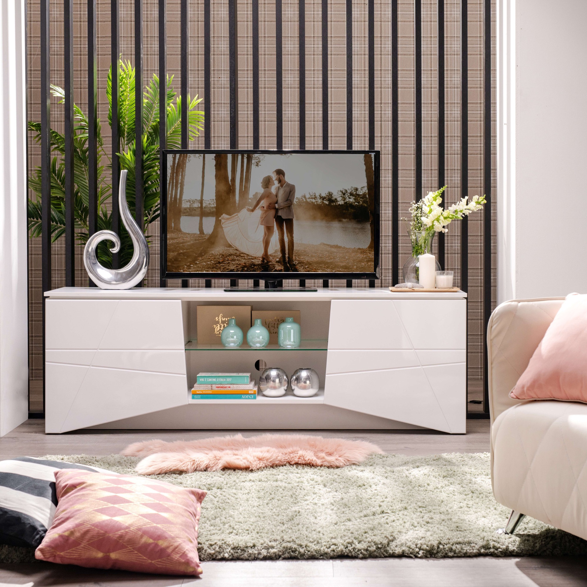 INOSIGN Lowboard »Cadiz TV-Board«, TV-Kommode mit Hochglanzfronten und Fräsungen, Glasboden