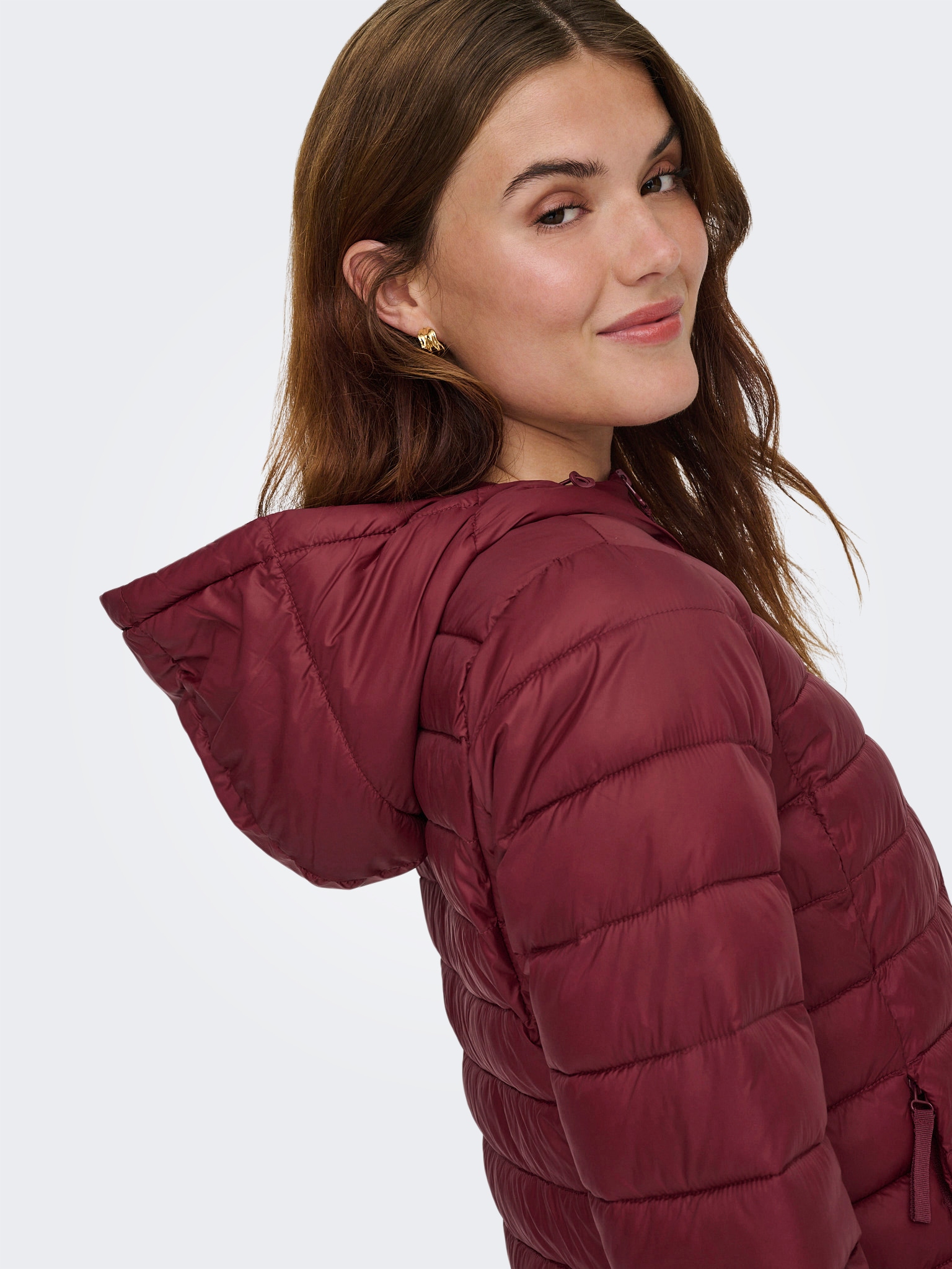 ONLY Steppjacke »ONLTAHIA LW QUILTED HOOD JKT OTW CC OTW« mit Kapuze Kunstfaser