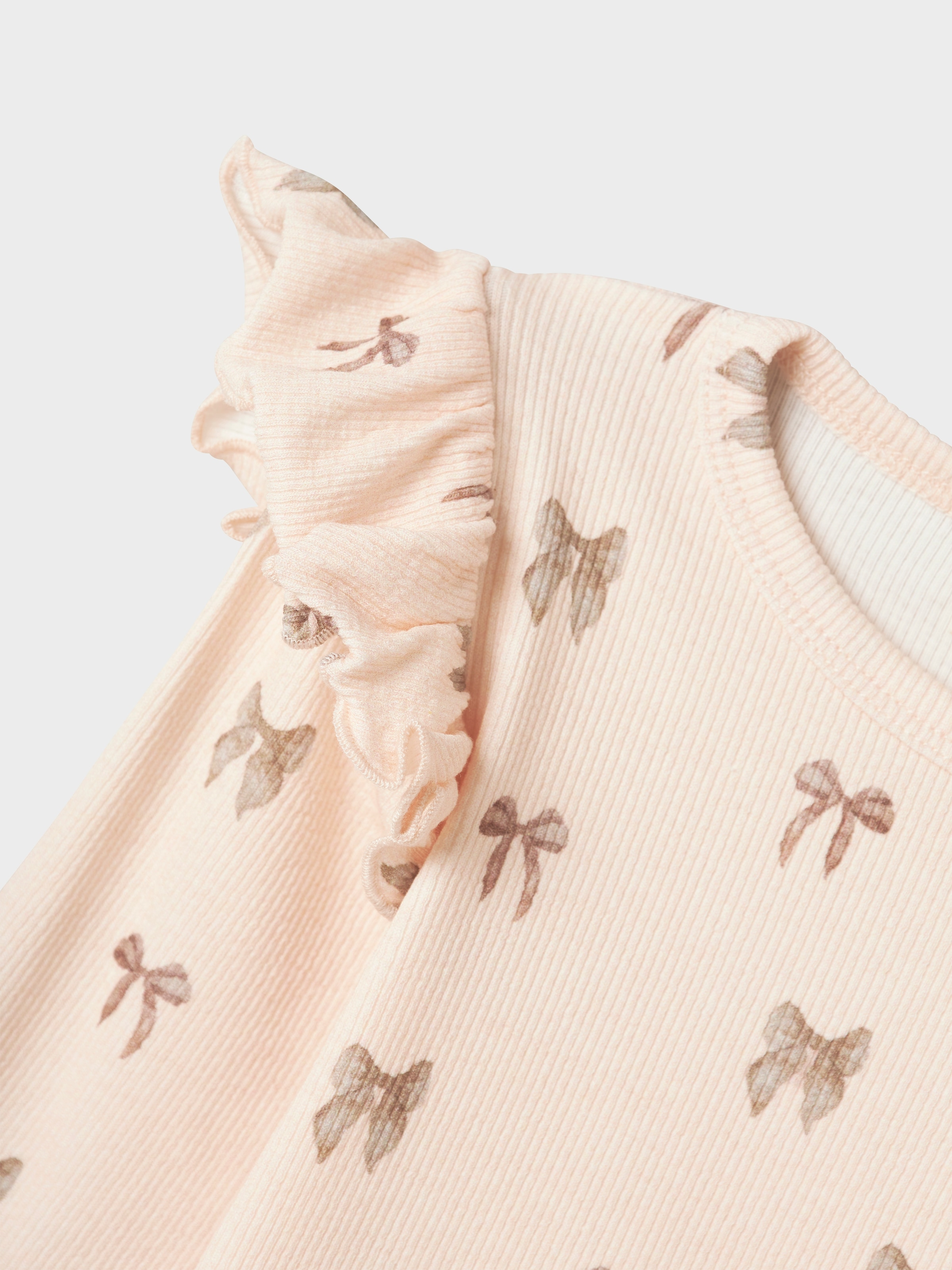 Lil' Atelier Langarmshirt »NMFGAVO EKO LS SLIM TOP LIL NOOS« mit Rüschen, weiche Jersey Rippqualität, Slim Fit