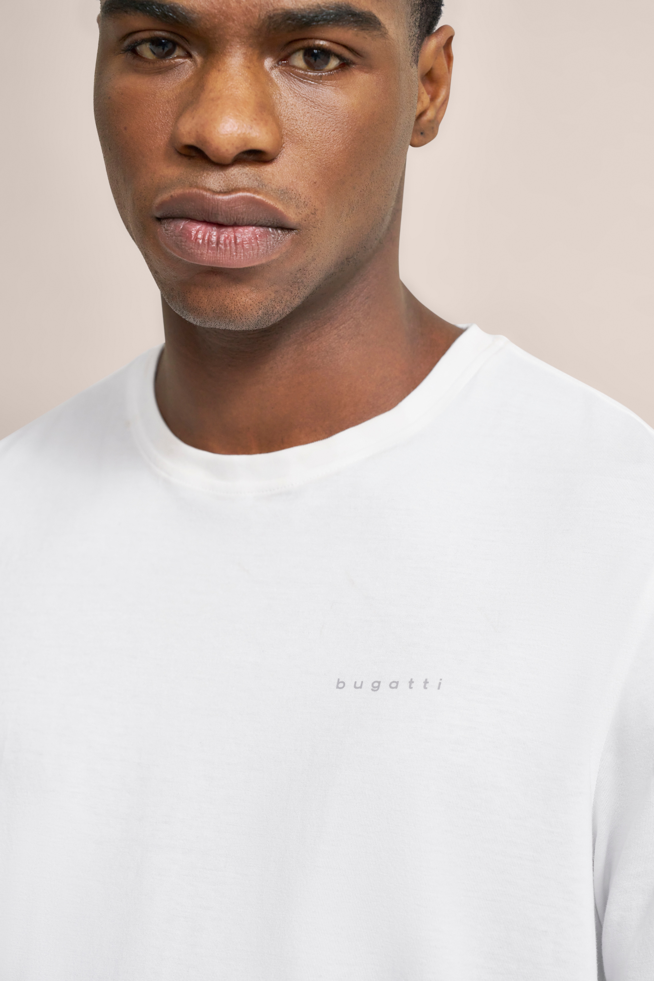 bugatti T-Shirt, unifarben und mit Rundhals