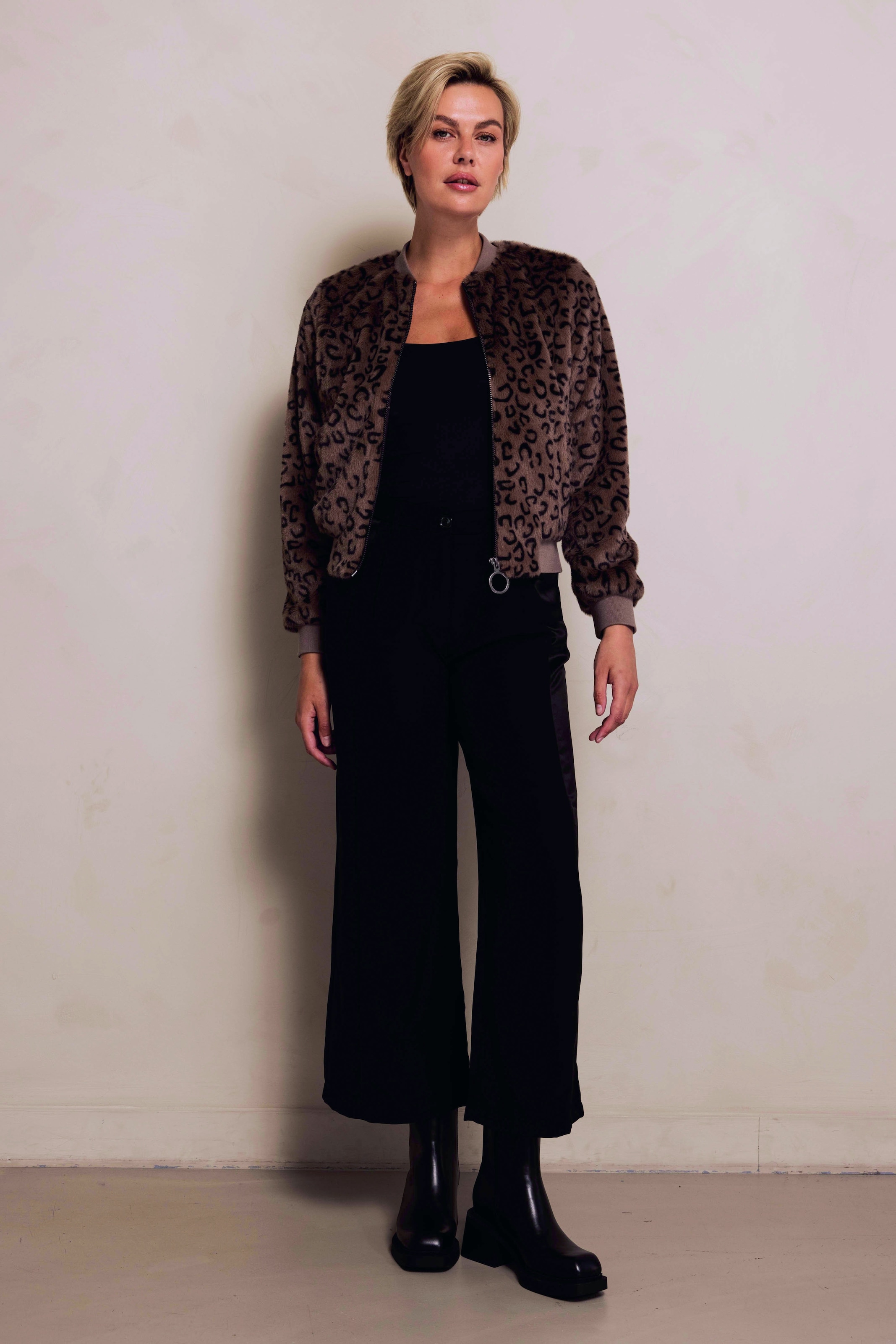 Zhrill Blouson »ZHGIULIA« mit Leoparden-Muster, kurzer moderner Schnitt